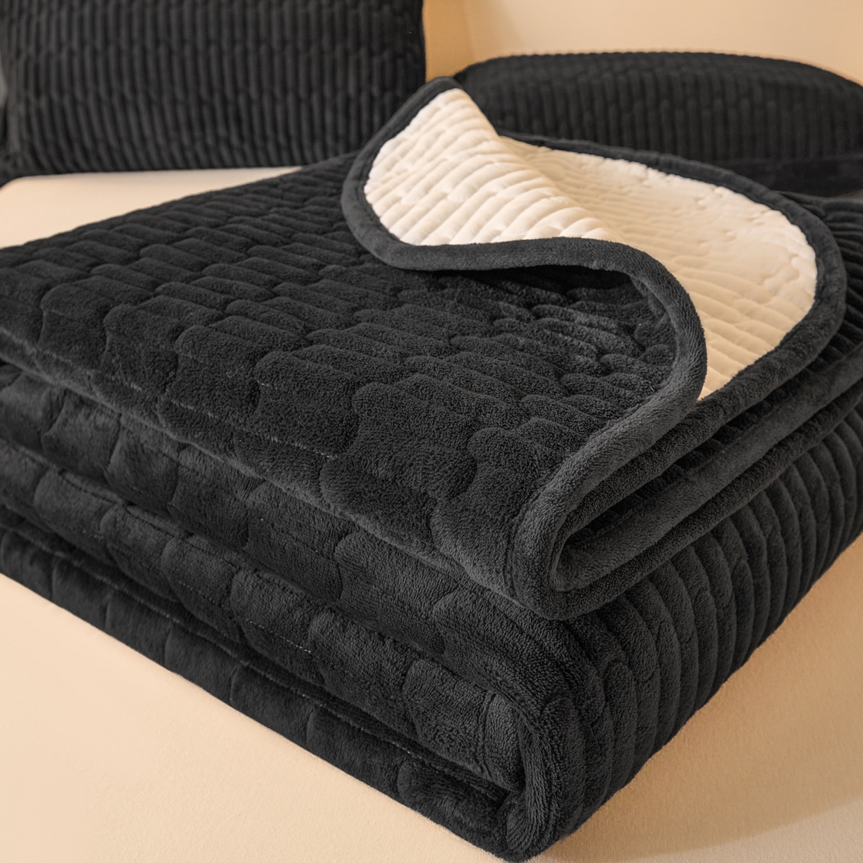 91家纺网 家纺一手货源 找家纺 Sweet dreams甜梦 2025新款A类纯色牛奶绒夹棉床盖 深灰