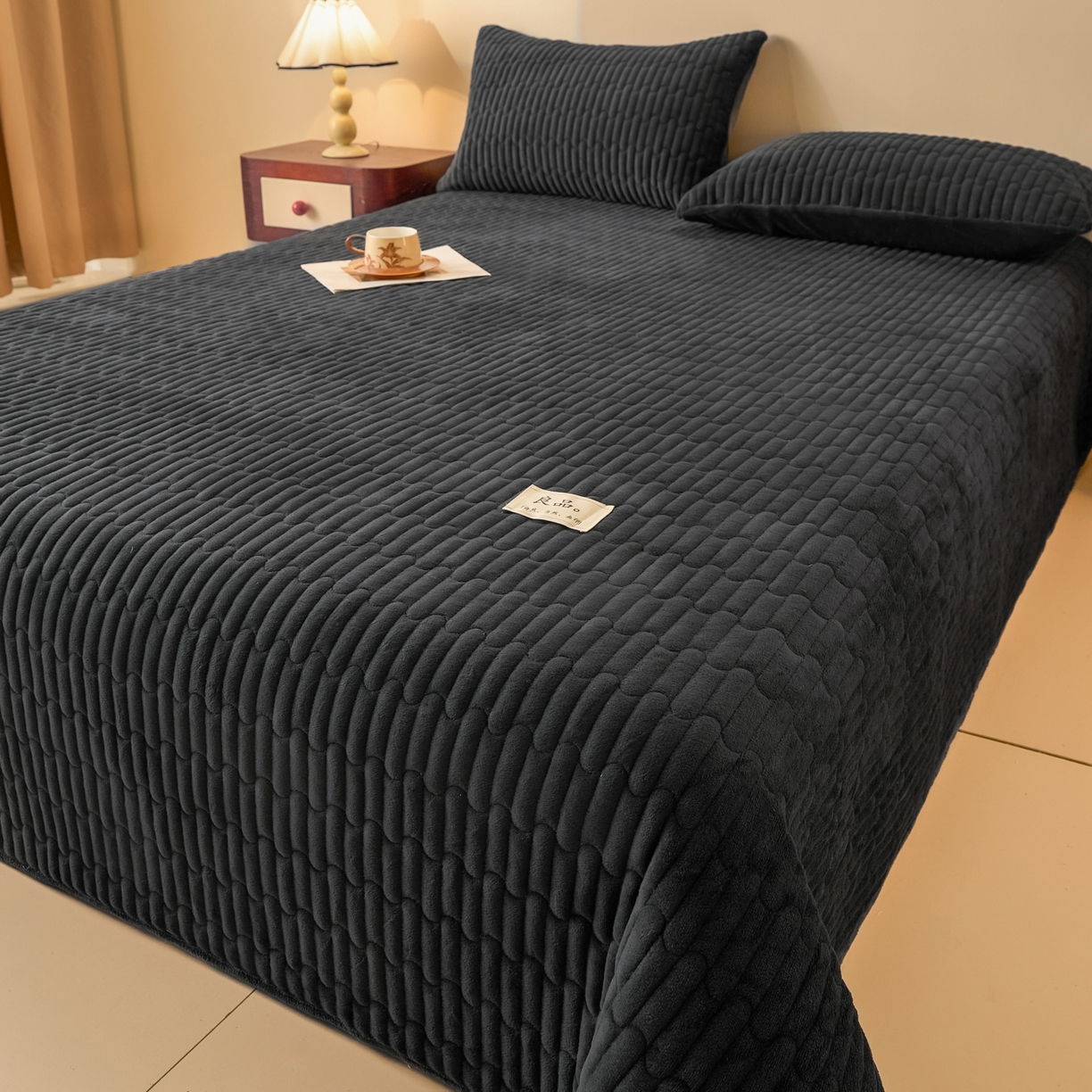 91家纺网 家纺一手货源 找家纺 Sweet dreams甜梦 2025新款A类纯色牛奶绒夹棉床盖 深灰