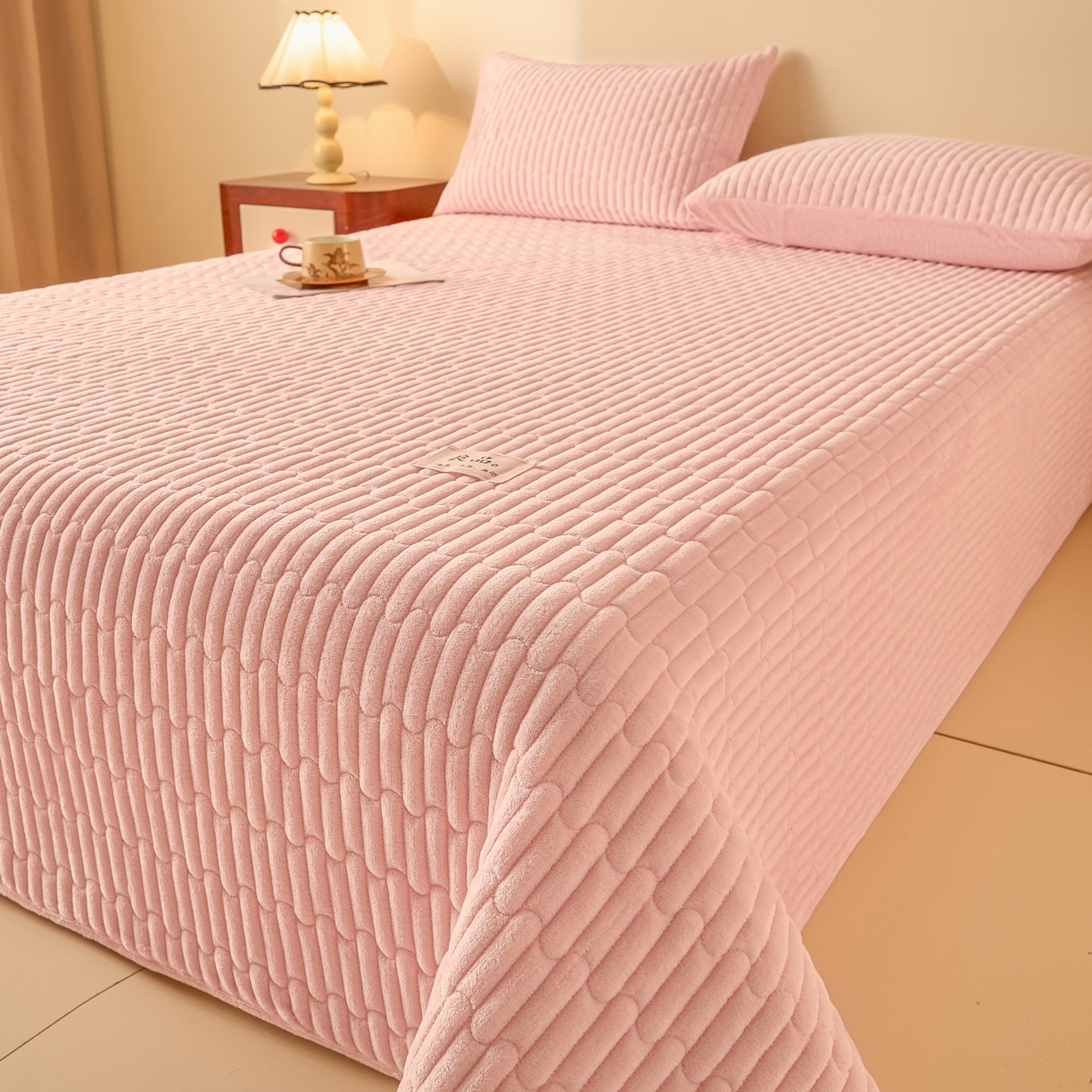 91家纺网 家纺一手货源 找家纺 （总）Sweet dreams甜梦 2025新款A类纯色牛奶绒夹棉床盖