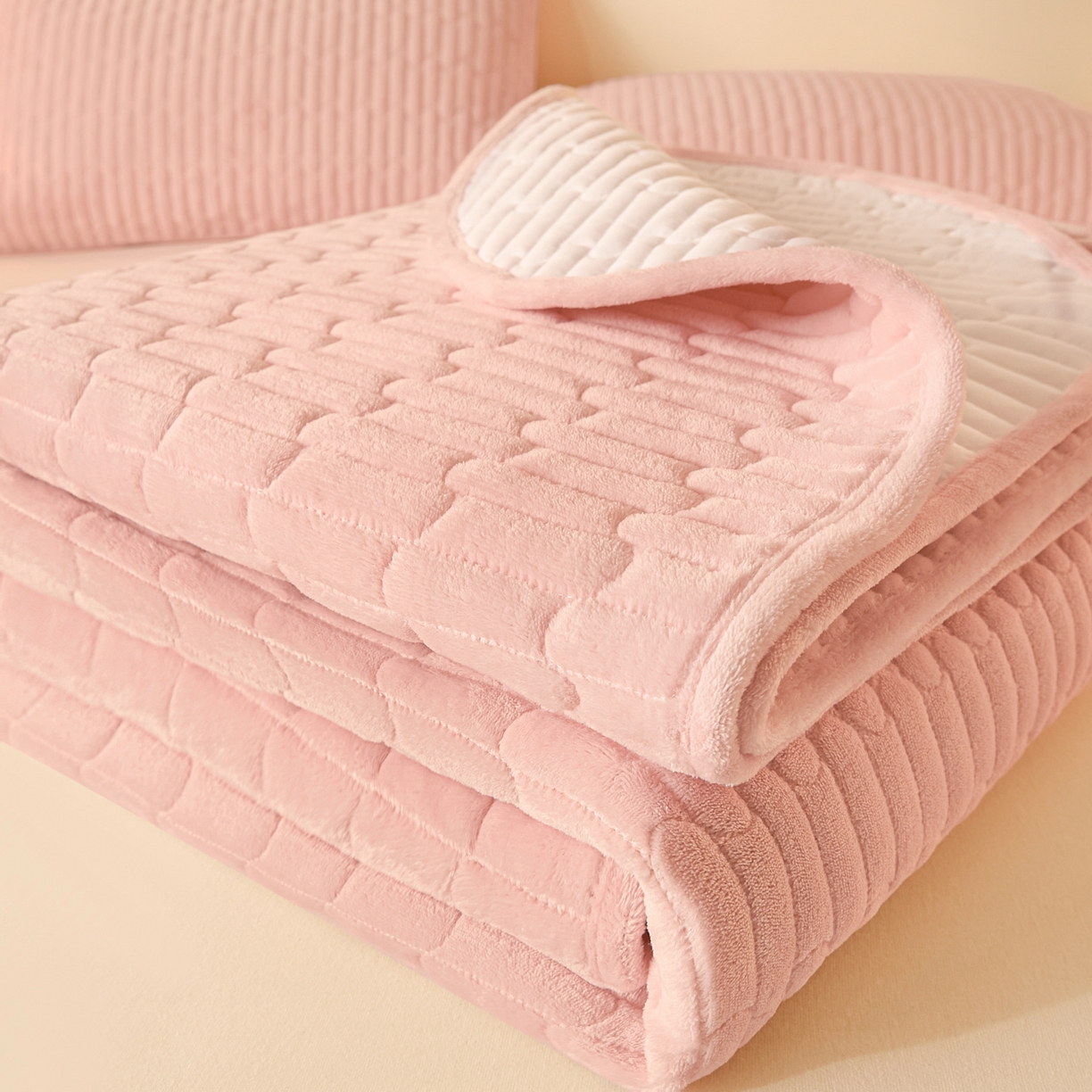 91家纺网 家纺一手货源 找家纺 Sweet dreams甜梦 2025新款A类纯色牛奶绒夹棉床盖 粉玉