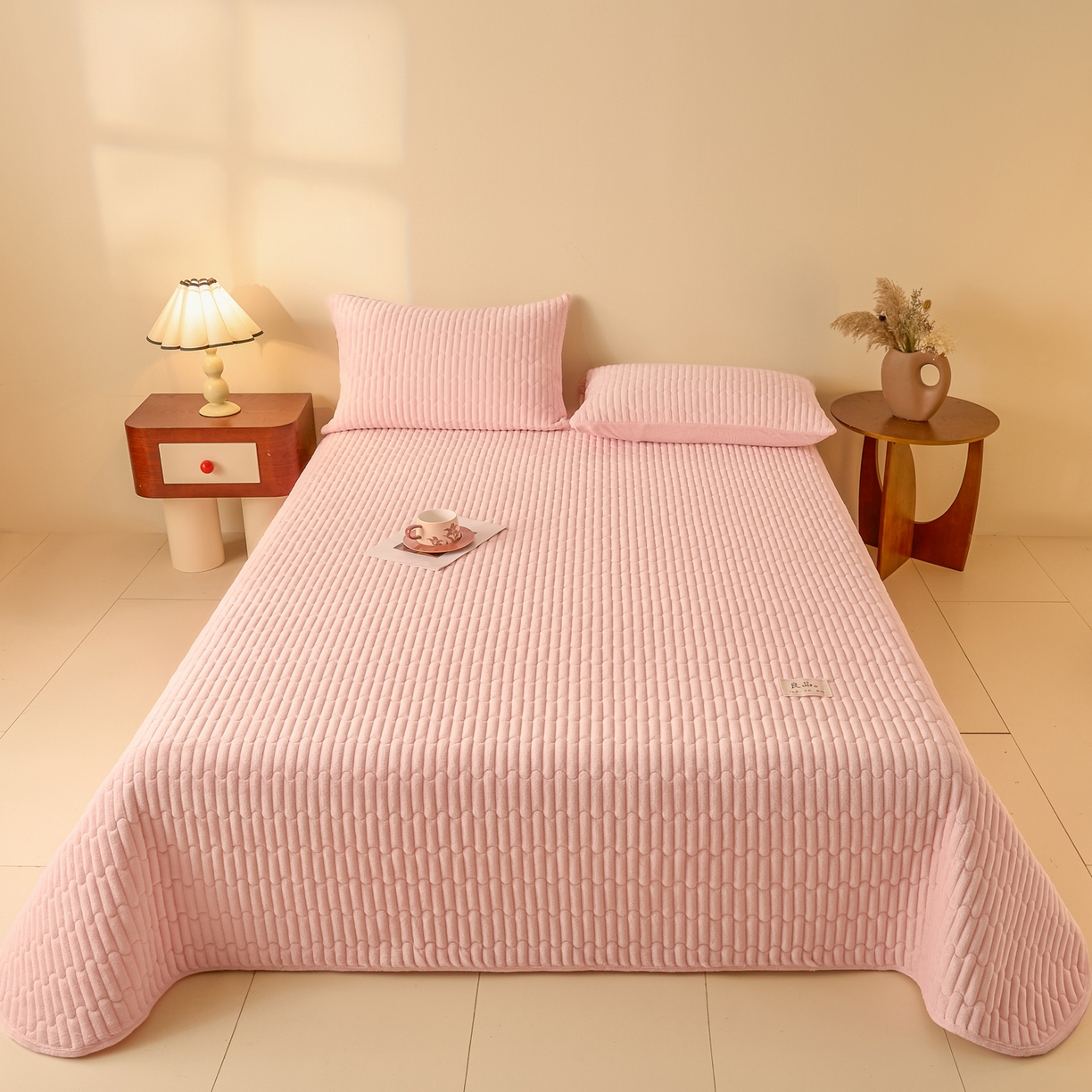 91家纺网 家纺一手货源 找家纺 Sweet dreams甜梦 2025新款A类纯色牛奶绒夹棉床盖 粉玉