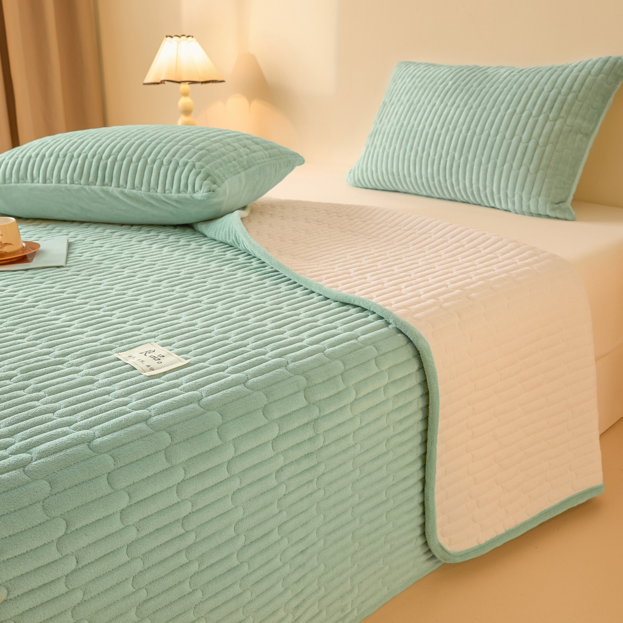 91家纺网 家纺一手货源 找家纺 Sweet dreams甜梦 2025新款A类纯色牛奶绒夹棉床盖 清新绿