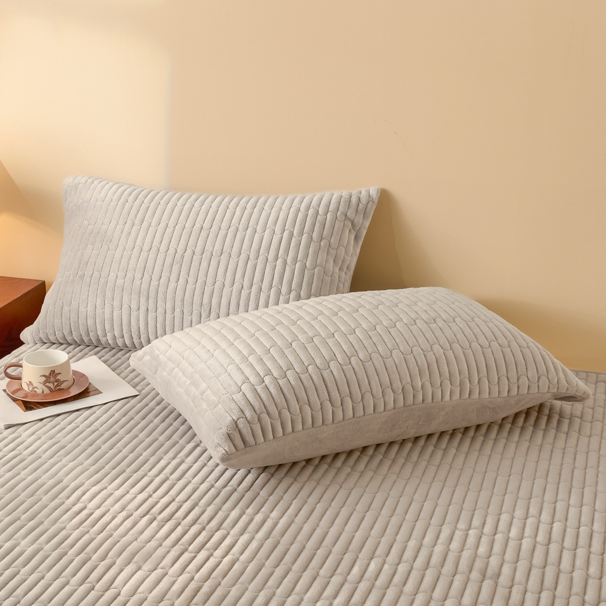 91家纺网 家纺一手货源 找家纺 Sweet dreams甜梦 2025新款A类纯色牛奶绒夹棉床盖 浅灰