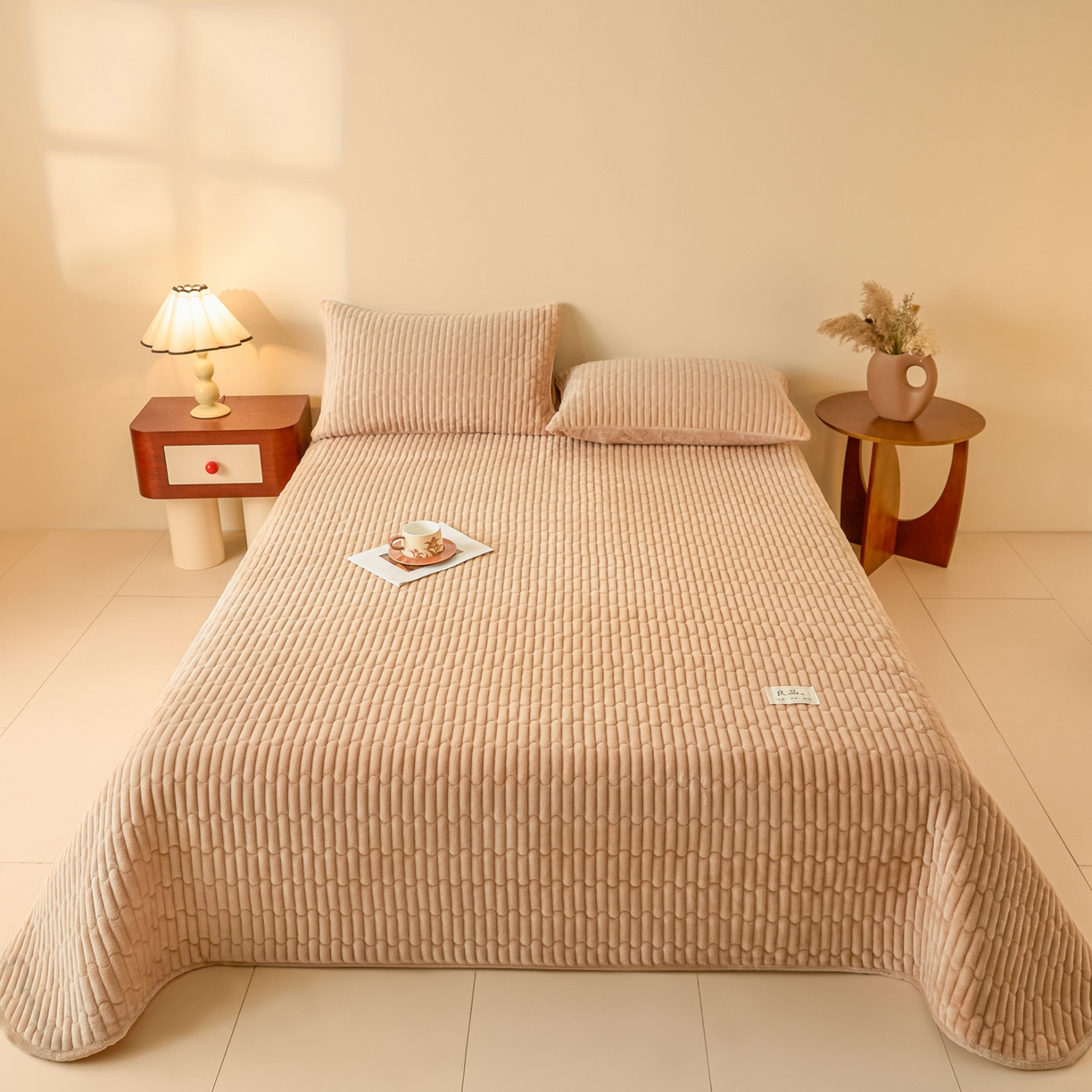 91家纺网 家纺一手货源 找家纺 Sweet dreams甜梦 2025新款A类纯色牛奶绒夹棉床盖 驼色