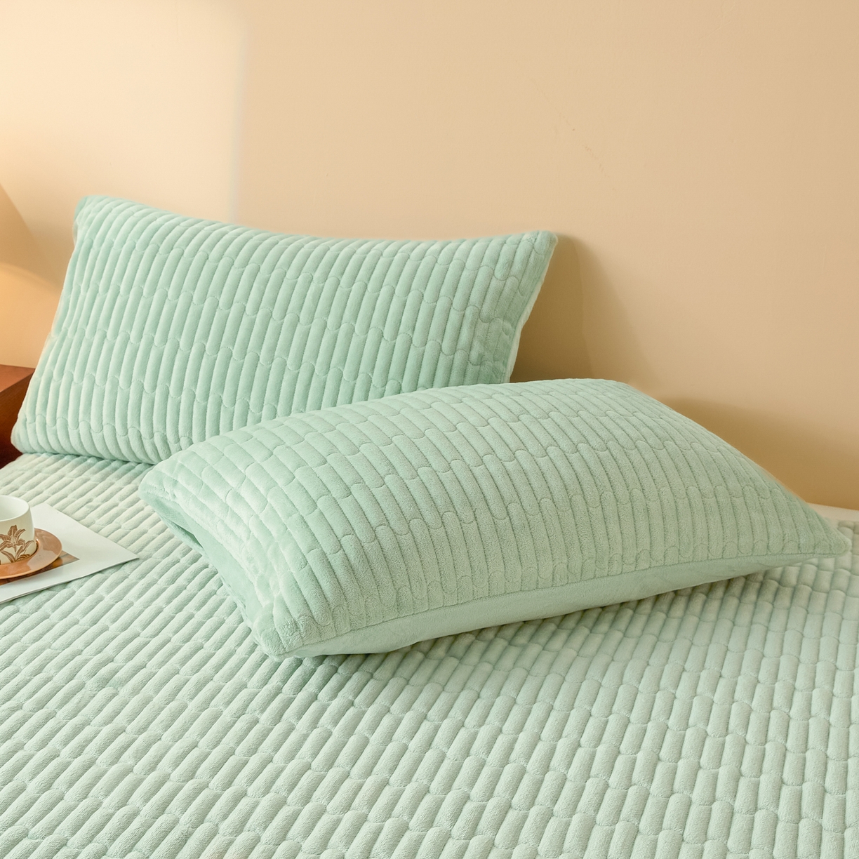 91家纺网 家纺一手货源 找家纺 Sweet dreams甜梦 2025新款A类纯色牛奶绒夹棉床盖 清新绿