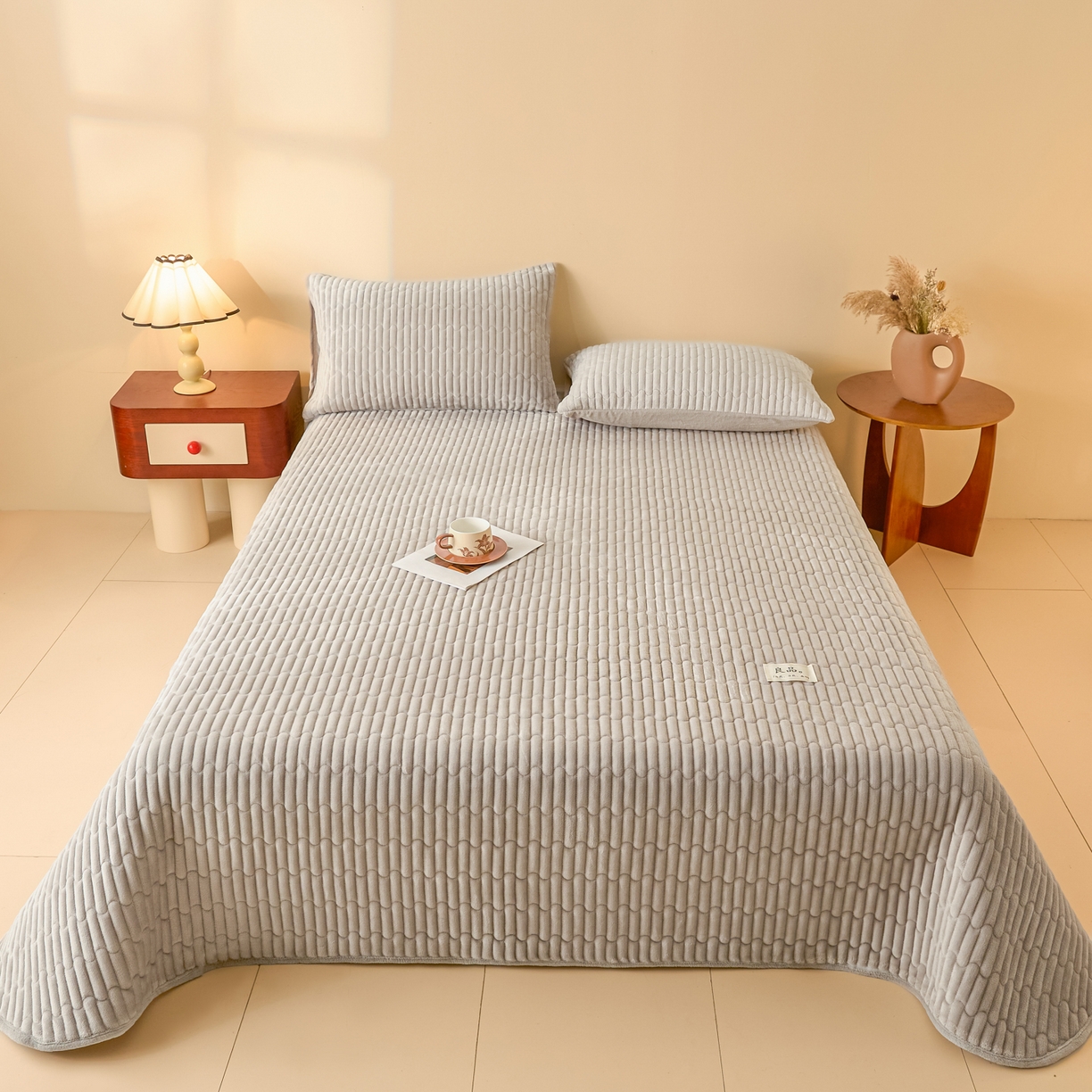91家纺网 家纺一手货源 找家纺 Sweet dreams甜梦 2025新款A类纯色牛奶绒夹棉床盖 浅灰
