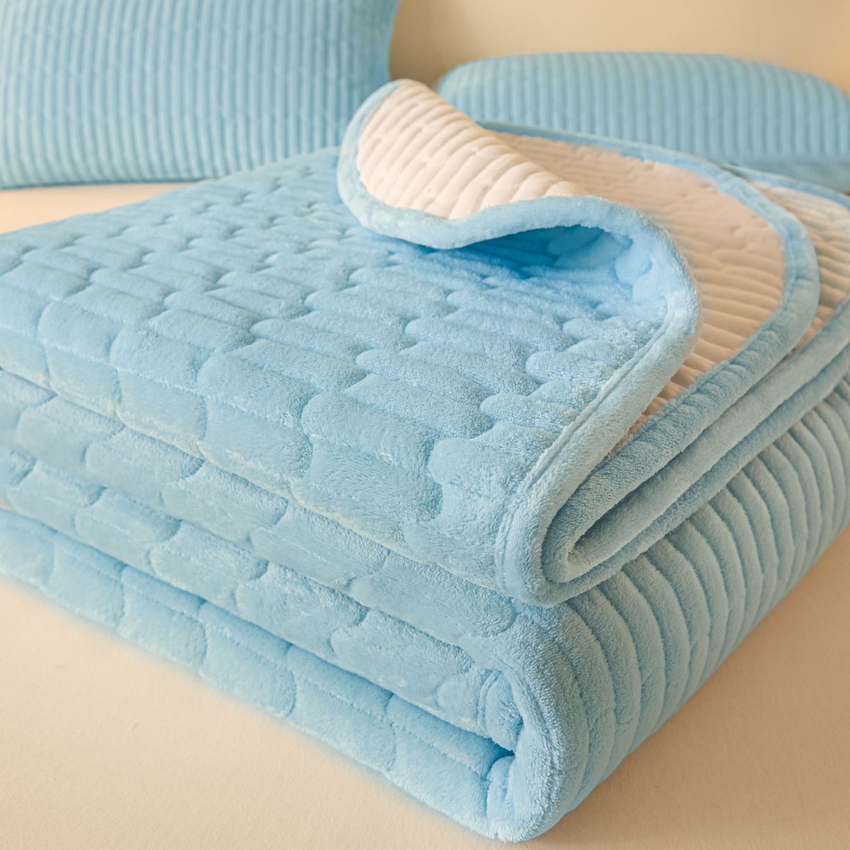 91家纺网 家纺一手货源 找家纺 Sweet dreams甜梦 2025新款A类纯色牛奶绒夹棉床盖 天蓝