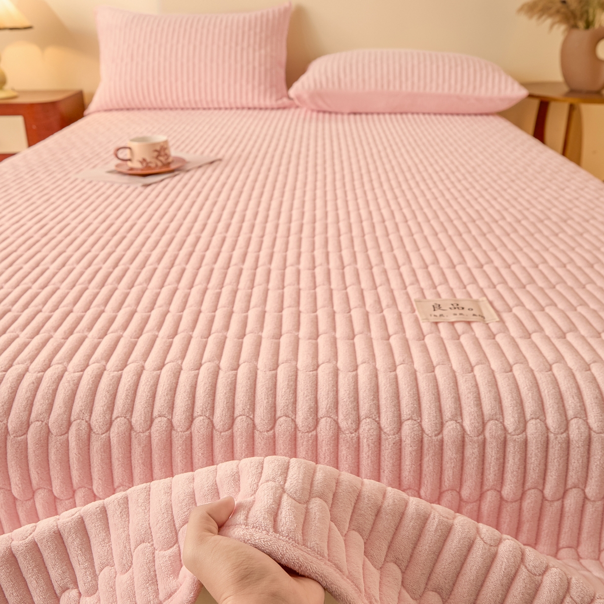 91家纺网 家纺一手货源 找家纺 Sweet dreams甜梦 2025新款A类纯色牛奶绒夹棉床盖 粉玉