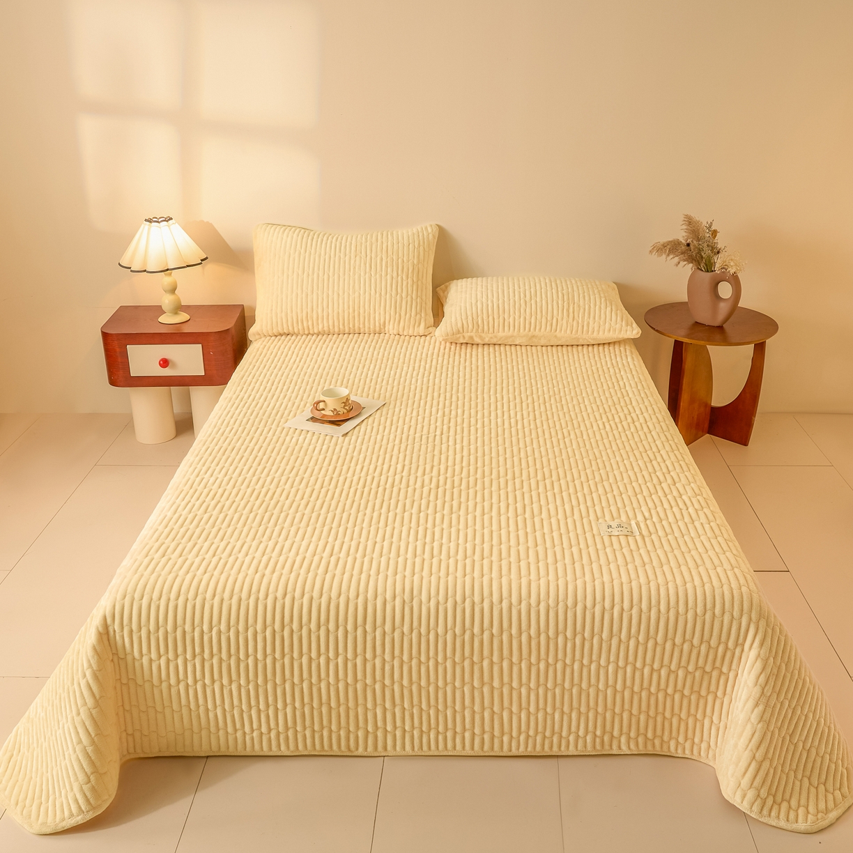 91家纺网 家纺一手货源 找家纺 Sweet dreams甜梦 2025新款A类纯色牛奶绒夹棉床盖 米黄