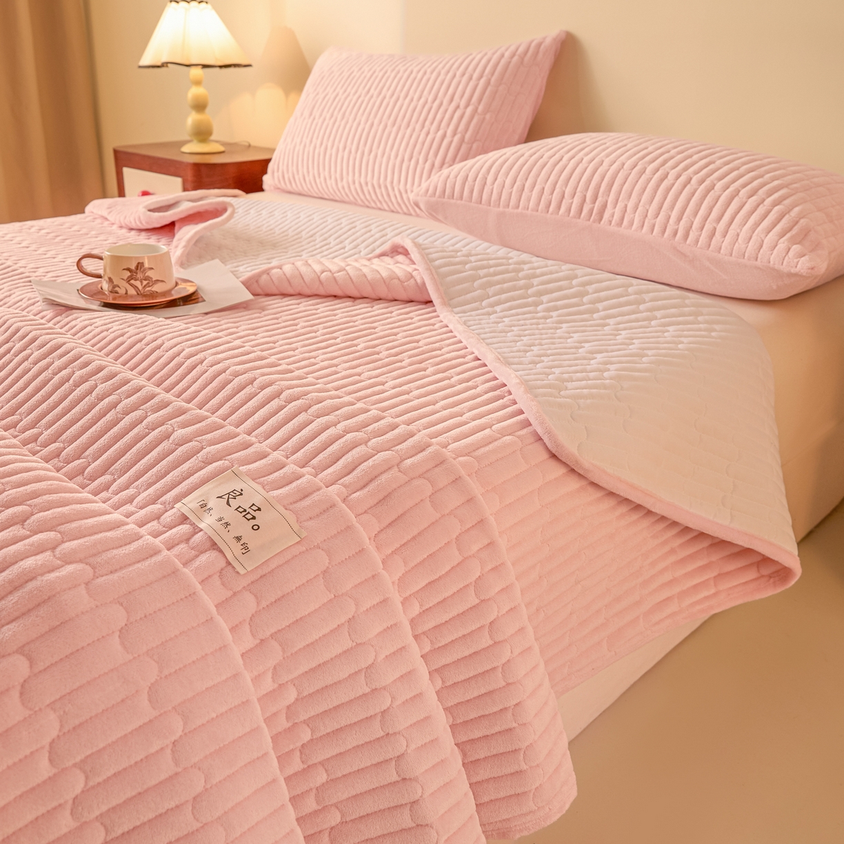 91家纺网 家纺一手货源 找家纺 Sweet dreams甜梦 2025新款A类纯色牛奶绒夹棉床盖 粉玉