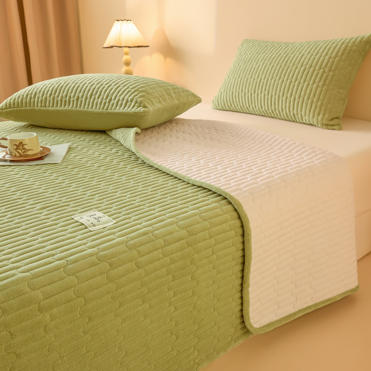 91家纺网 家纺一手货源 找家纺 Sweet dreams甜梦 2025新款A类纯色牛奶绒夹棉床盖 青石绿