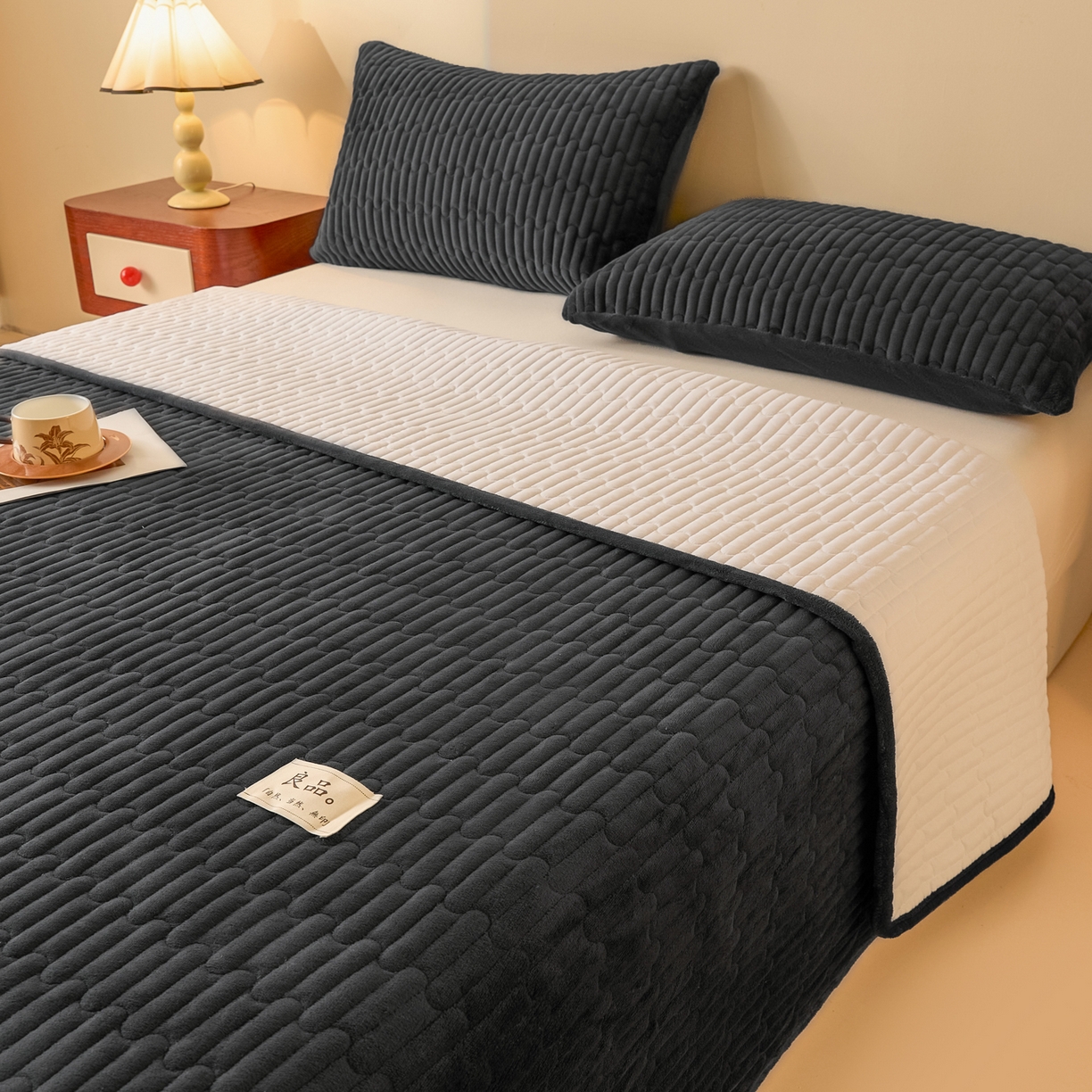 91家纺网 家纺一手货源 找家纺 Sweet dreams甜梦 2025新款A类纯色牛奶绒夹棉床盖 深灰