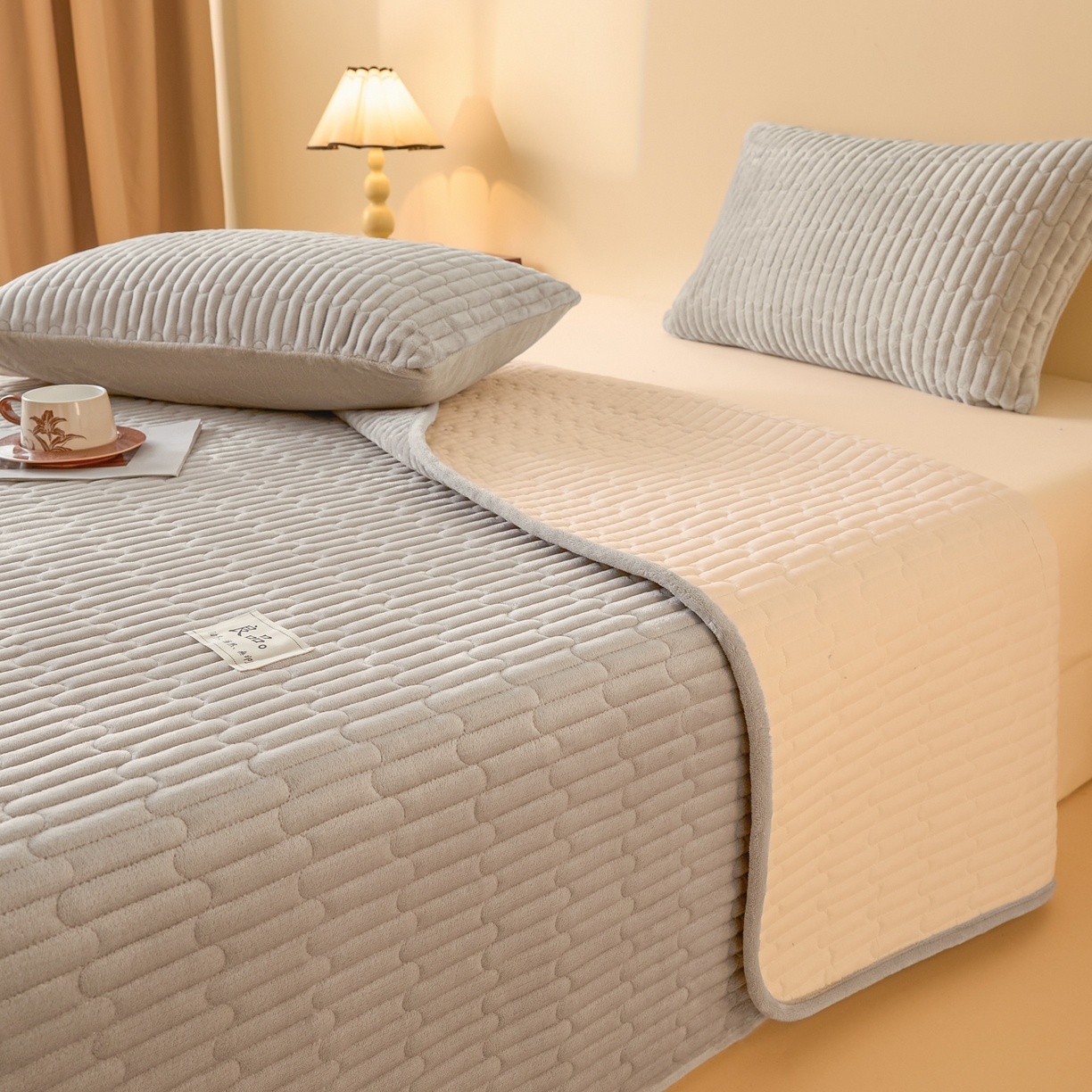 91家纺网 家纺一手货源 找家纺 Sweet dreams甜梦 2025新款A类纯色牛奶绒夹棉床盖 浅灰