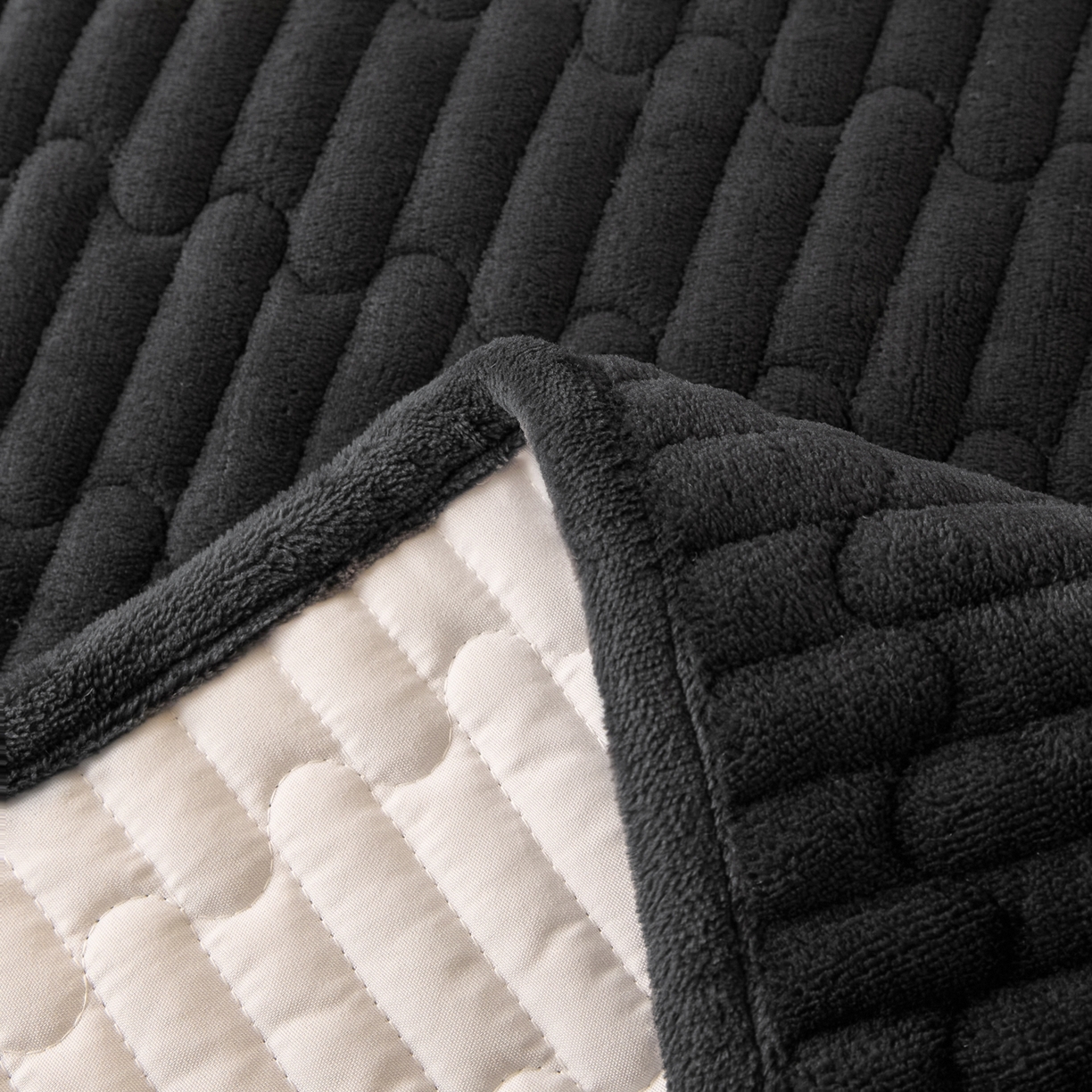 91家纺网 家纺一手货源 找家纺 Sweet dreams甜梦 2025新款A类纯色牛奶绒夹棉床盖 深灰