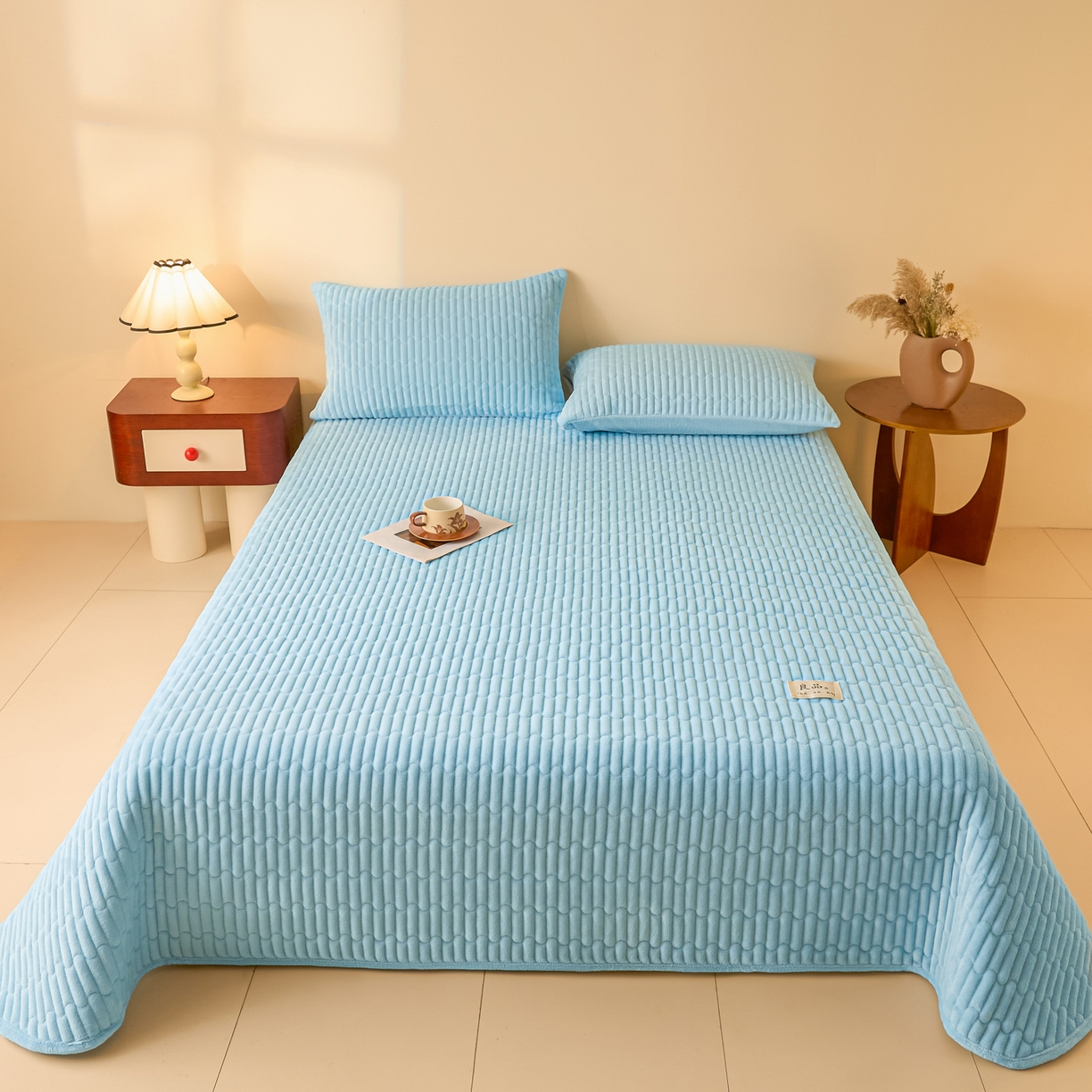 91家纺网 家纺一手货源 找家纺 Sweet dreams甜梦 2025新款A类纯色牛奶绒夹棉床盖 天蓝