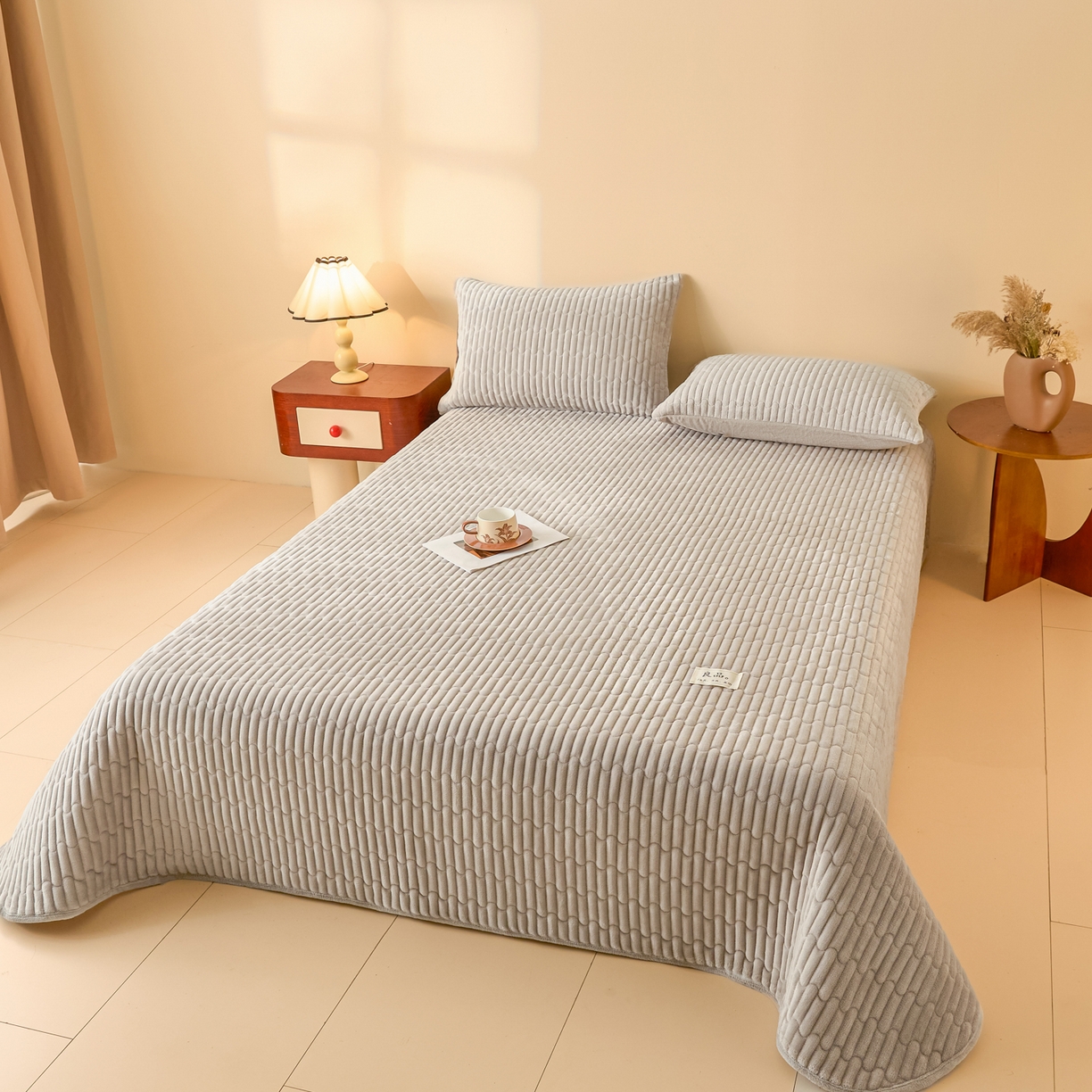 91家纺网 家纺一手货源 找家纺 Sweet dreams甜梦 2025新款A类纯色牛奶绒夹棉床盖 浅灰