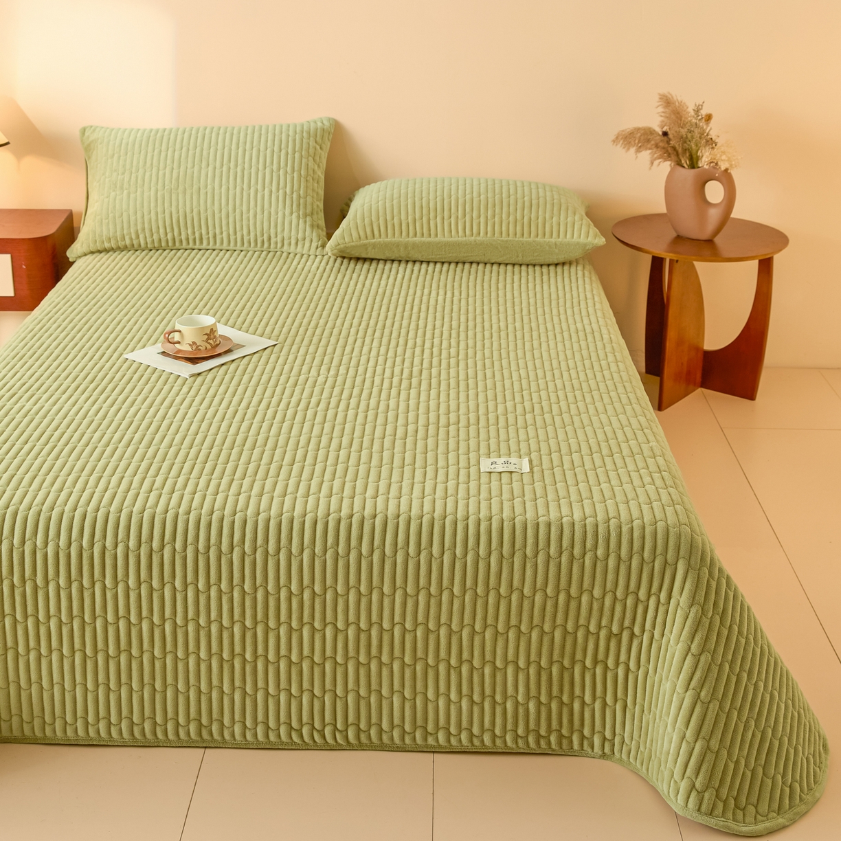 91家纺网 家纺一手货源 找家纺 Sweet dreams甜梦 2025新款A类纯色牛奶绒夹棉床盖 青石绿