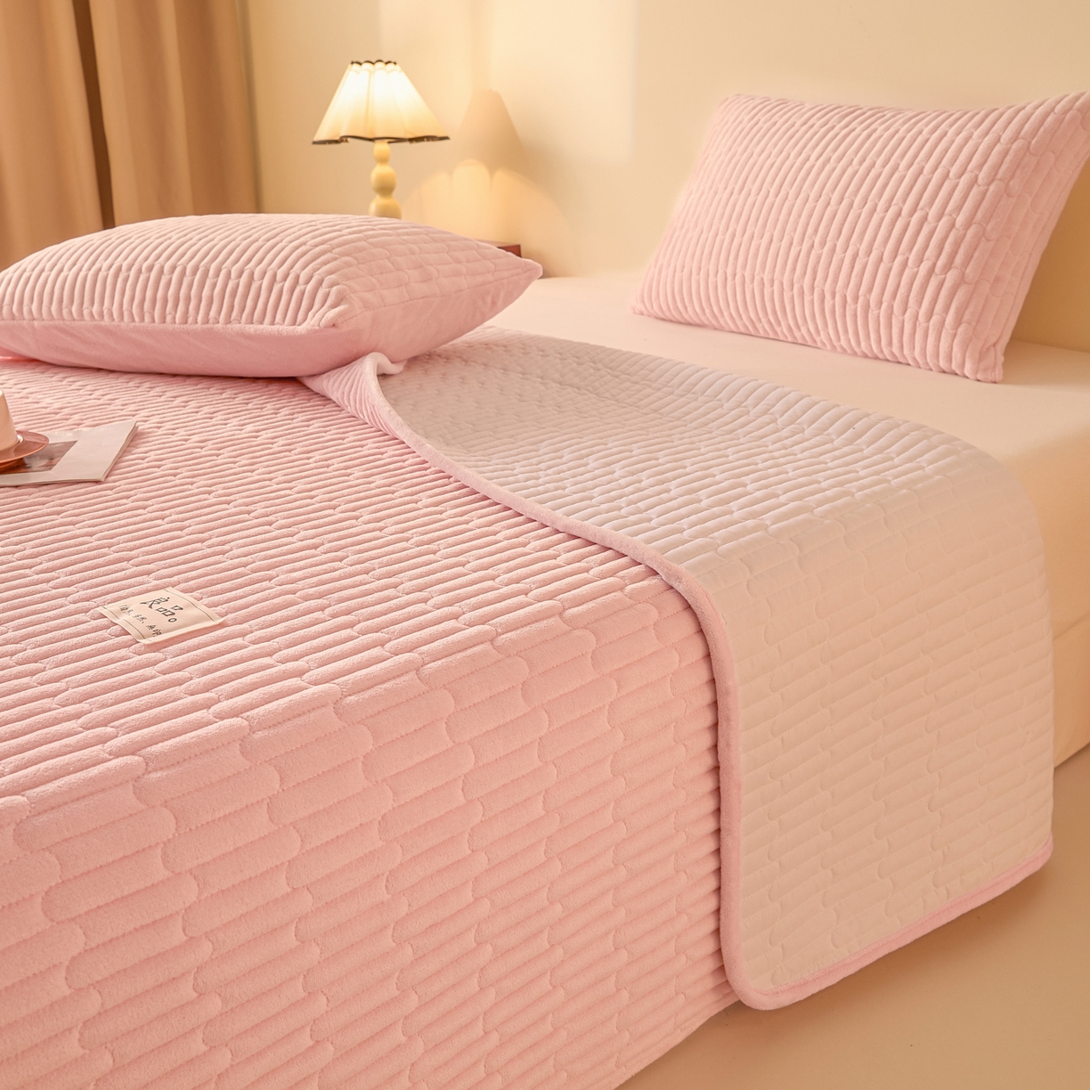 91家纺网 家纺一手货源 找家纺 Sweet dreams甜梦 2025新款A类纯色牛奶绒夹棉床盖 粉玉