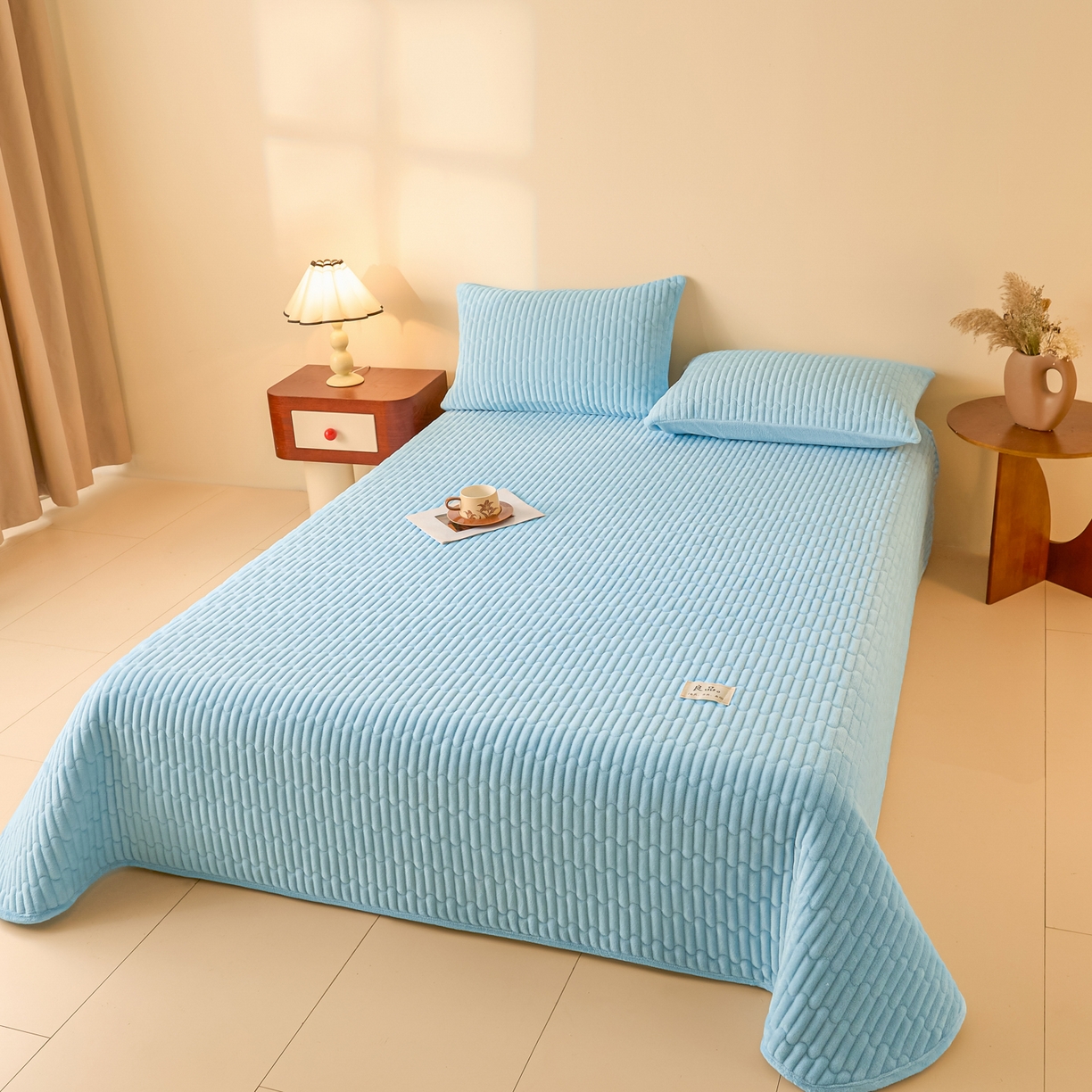 91家纺网 家纺一手货源 找家纺 Sweet dreams甜梦 2025新款A类纯色牛奶绒夹棉床盖 天蓝