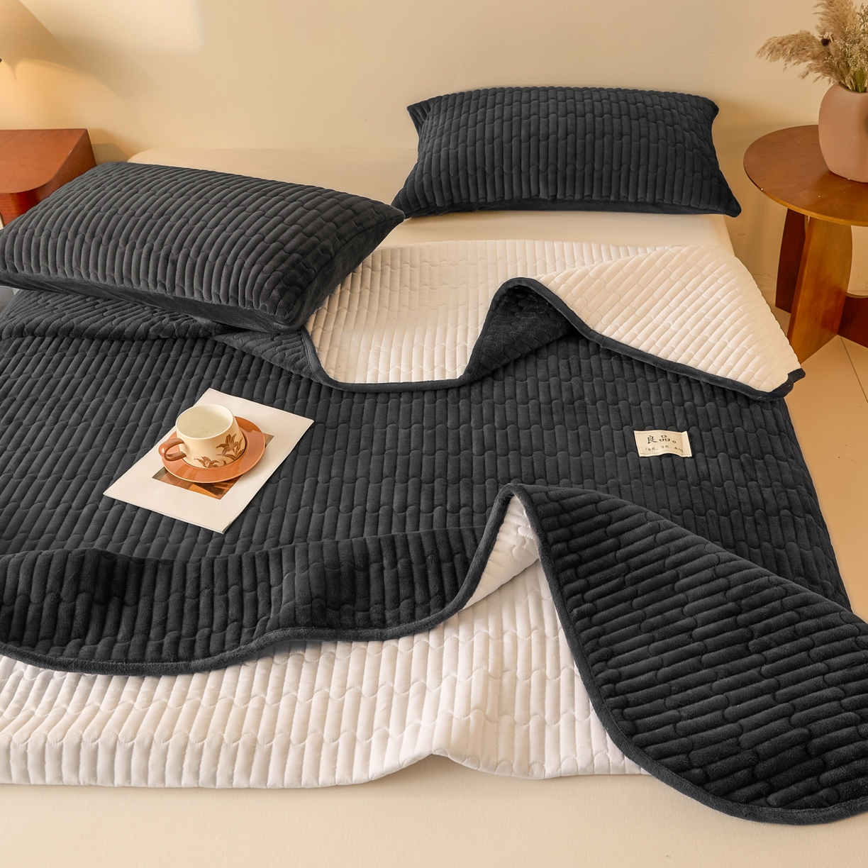 91家纺网 家纺一手货源 找家纺 Sweet dreams甜梦 2025新款A类纯色牛奶绒夹棉床盖 深灰