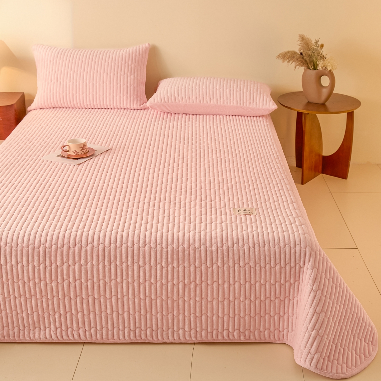 91家纺网 家纺一手货源 找家纺 Sweet dreams甜梦 2025新款A类纯色牛奶绒夹棉床盖 粉玉