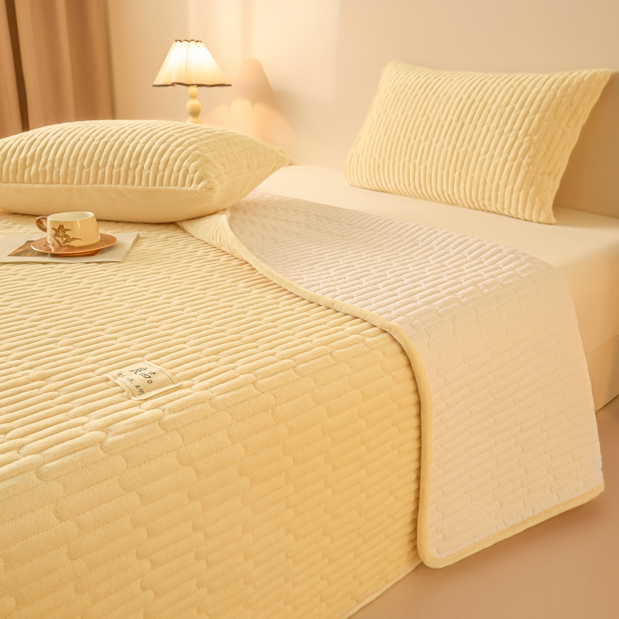 91家纺网 家纺一手货源 找家纺 Sweet dreams甜梦 2025新款A类纯色牛奶绒夹棉床盖 米黄