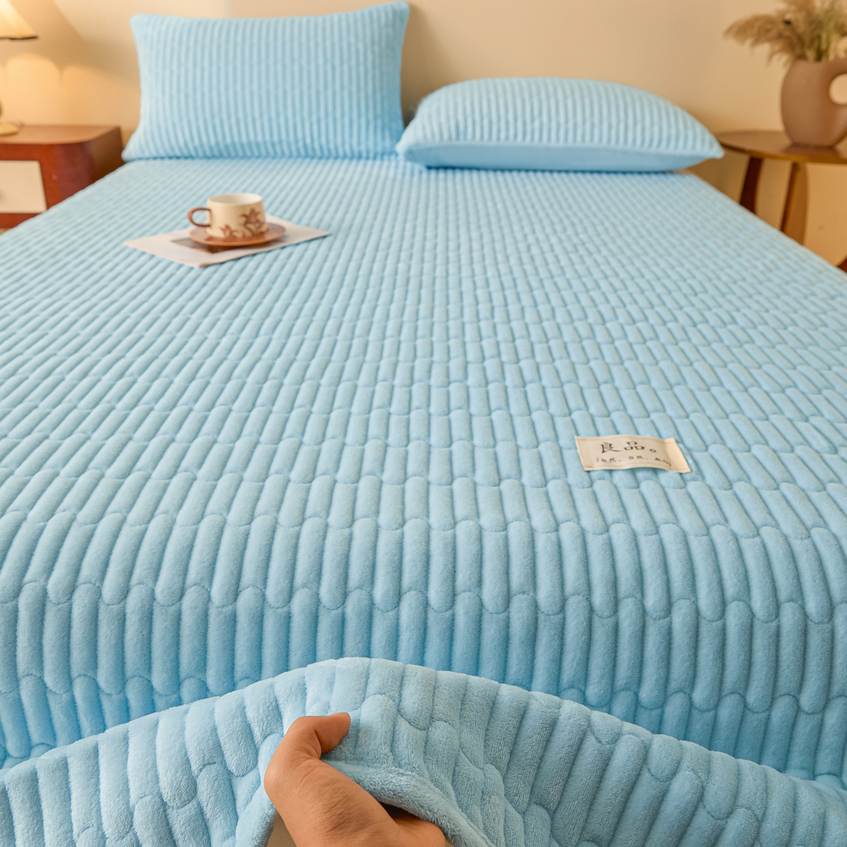 91家纺网 家纺一手货源 找家纺 Sweet dreams甜梦 2025新款A类纯色牛奶绒夹棉床盖 天蓝