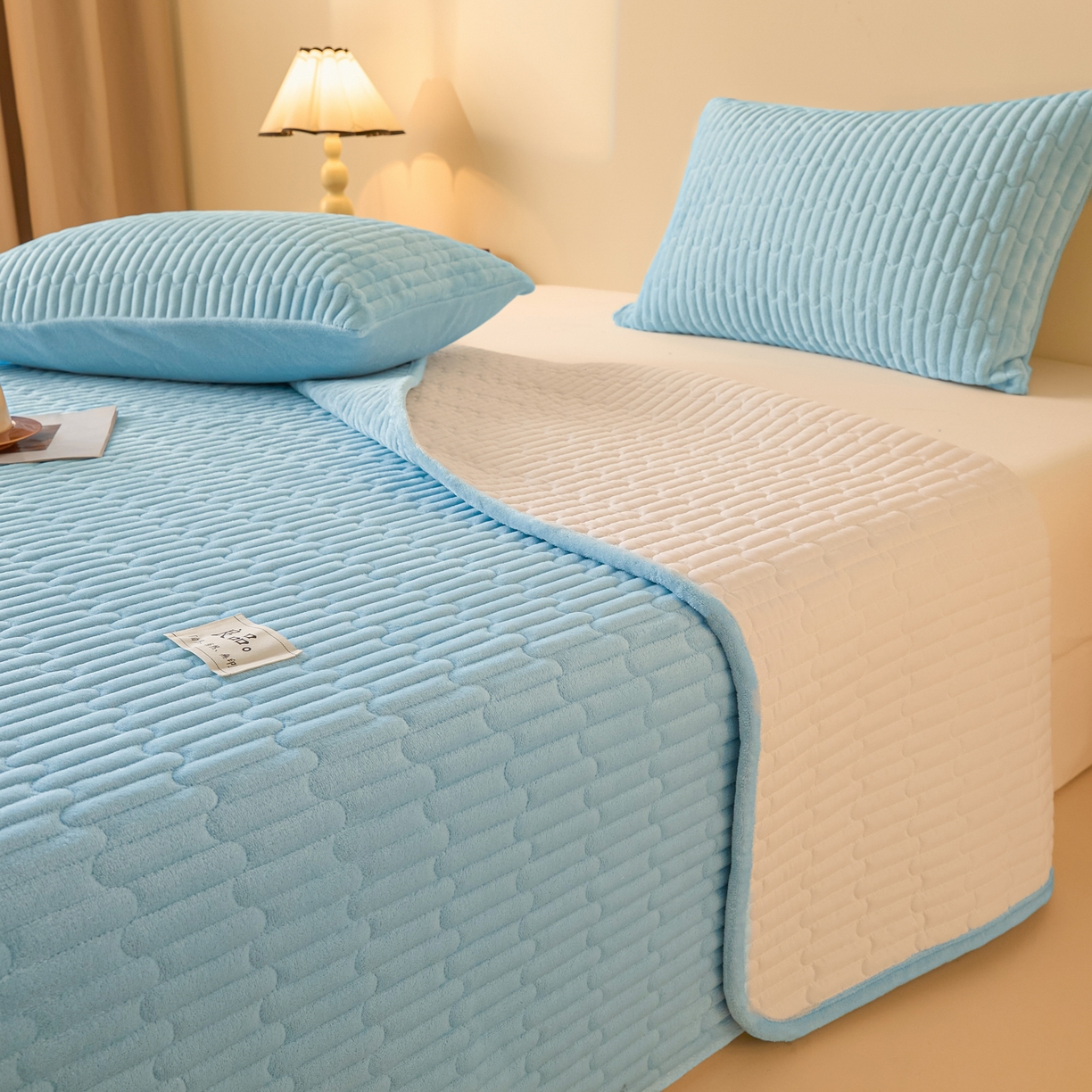 91家纺网 家纺一手货源 找家纺 Sweet dreams甜梦 2025新款A类纯色牛奶绒夹棉床盖 天蓝