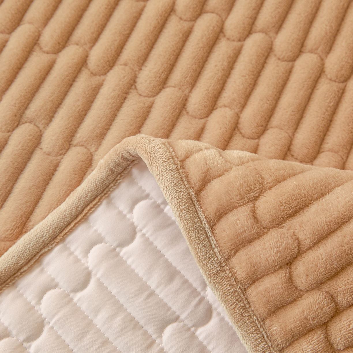 91家纺网 家纺一手货源 找家纺 Sweet dreams甜梦 2025新款A类纯色牛奶绒夹棉床盖 驼色