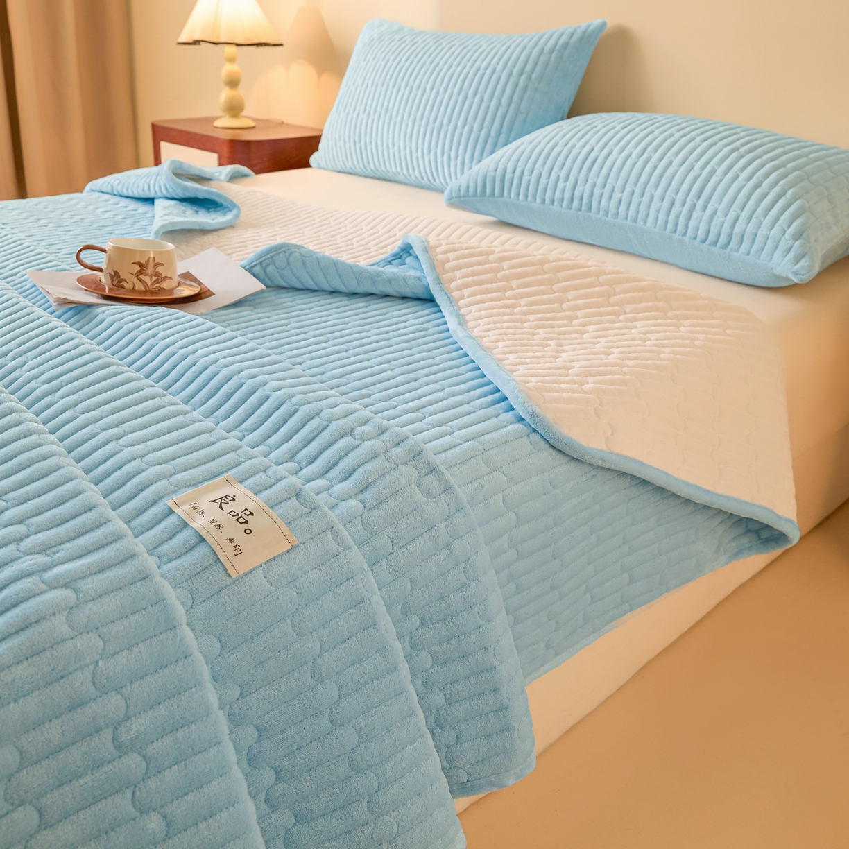 91家纺网 家纺一手货源 找家纺 Sweet dreams甜梦 2025新款A类纯色牛奶绒夹棉床盖 天蓝