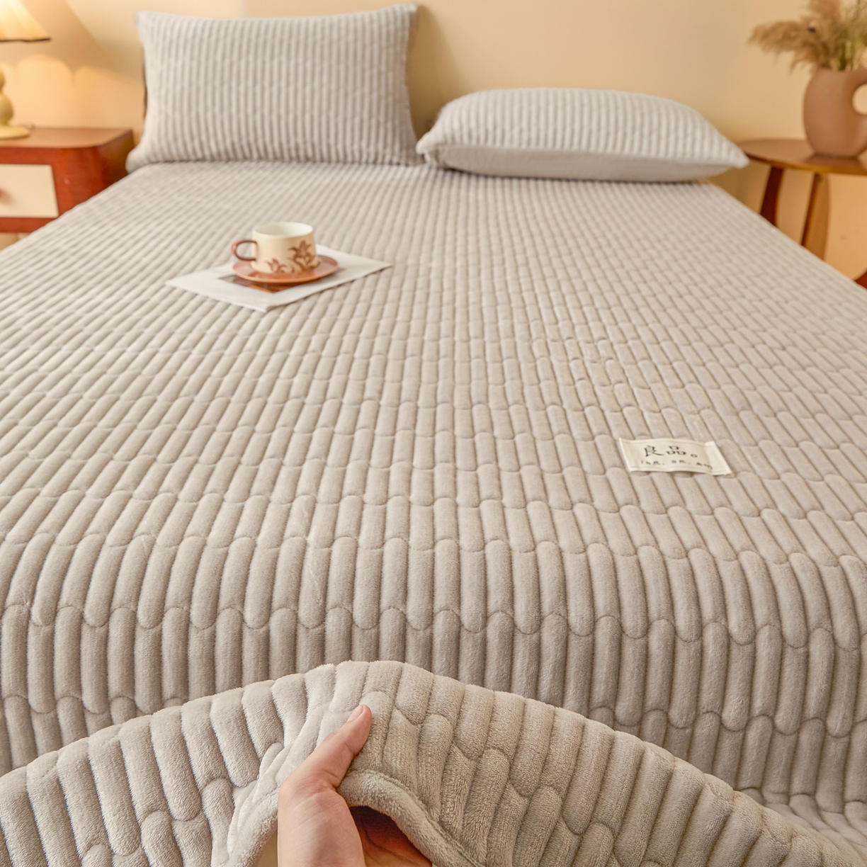 91家纺网 家纺一手货源 找家纺 Sweet dreams甜梦 2025新款A类纯色牛奶绒夹棉床盖 浅灰