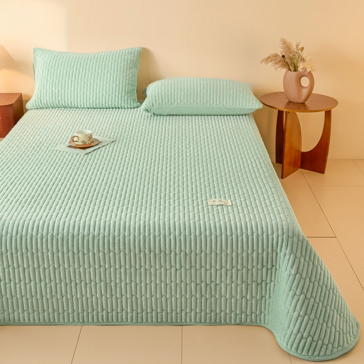 91家纺网 家纺一手货源 找家纺 Sweet dreams甜梦 2025新款A类纯色牛奶绒夹棉床盖 清新绿