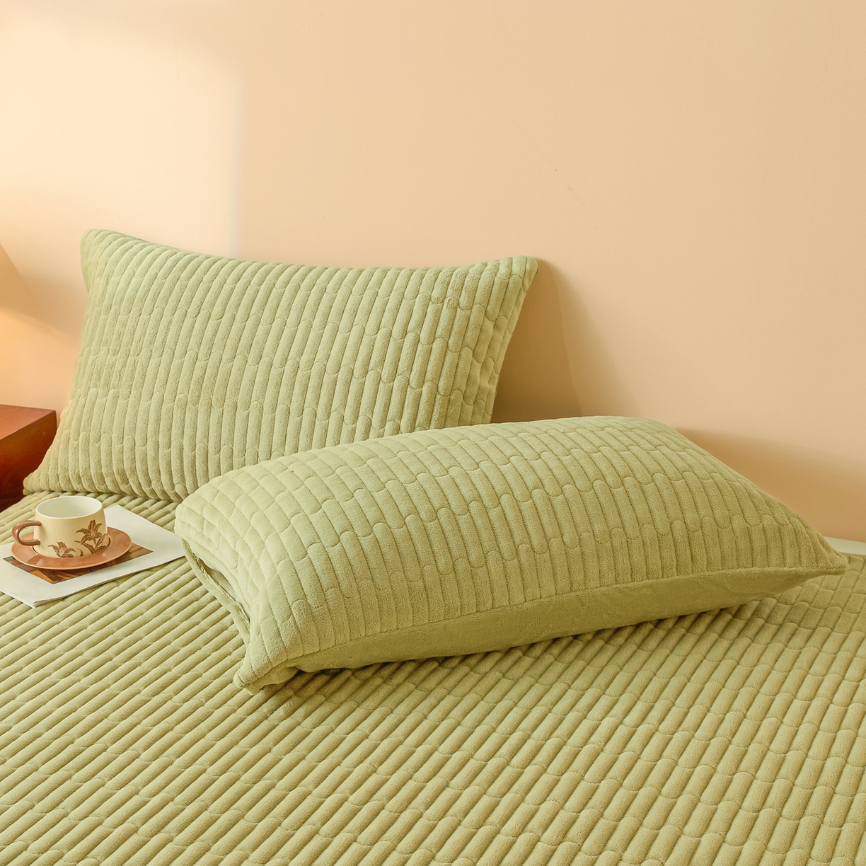 91家纺网 家纺一手货源 找家纺 Sweet dreams甜梦 2025新款A类纯色牛奶绒夹棉床盖 青石绿