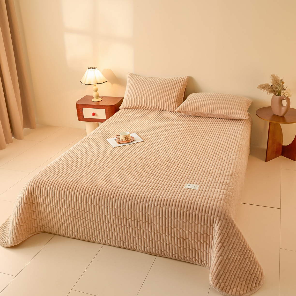 91家纺网 家纺一手货源 找家纺 Sweet dreams甜梦 2025新款A类纯色牛奶绒夹棉床盖 驼色