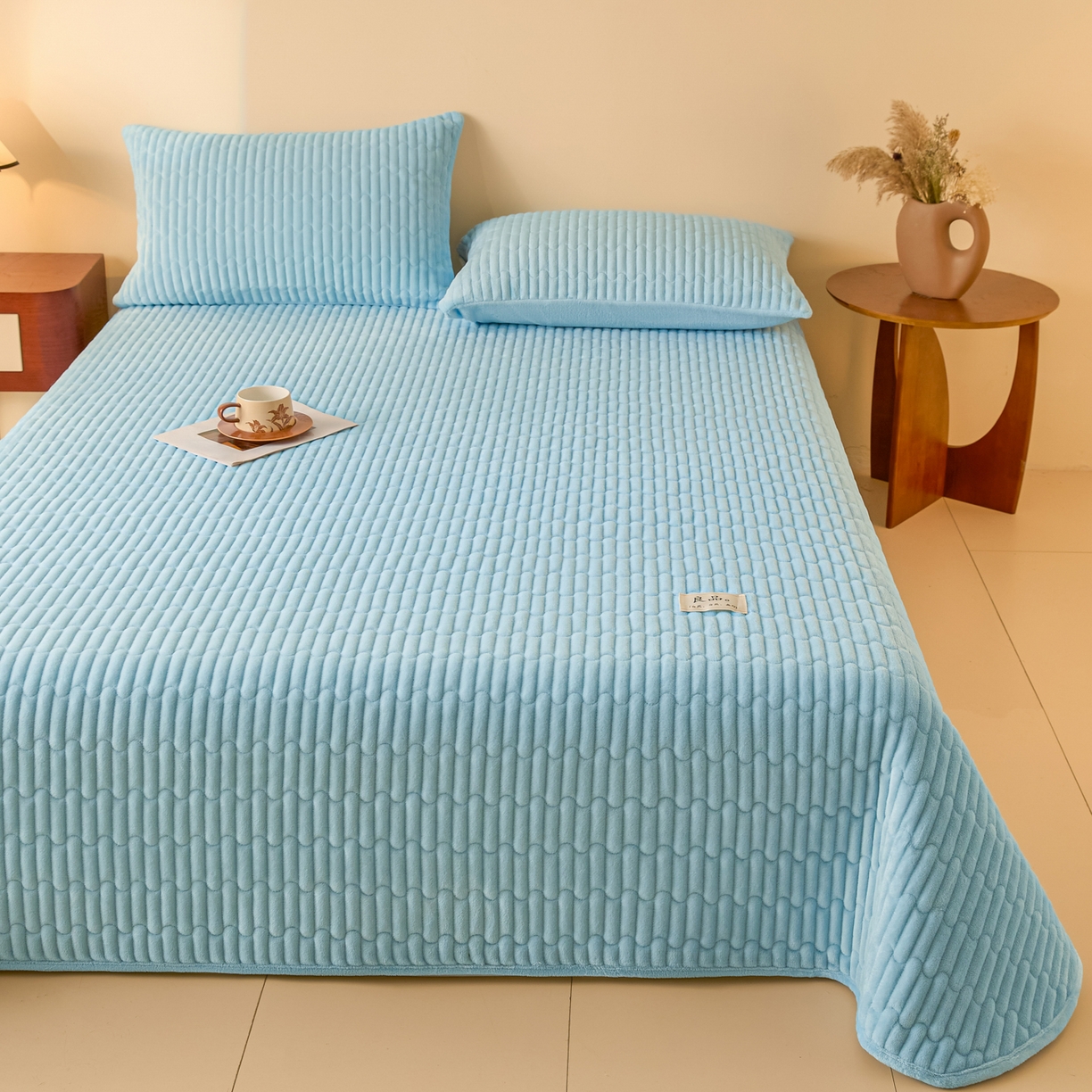 91家纺网 家纺一手货源 找家纺 Sweet dreams甜梦 2025新款A类纯色牛奶绒夹棉床盖 天蓝