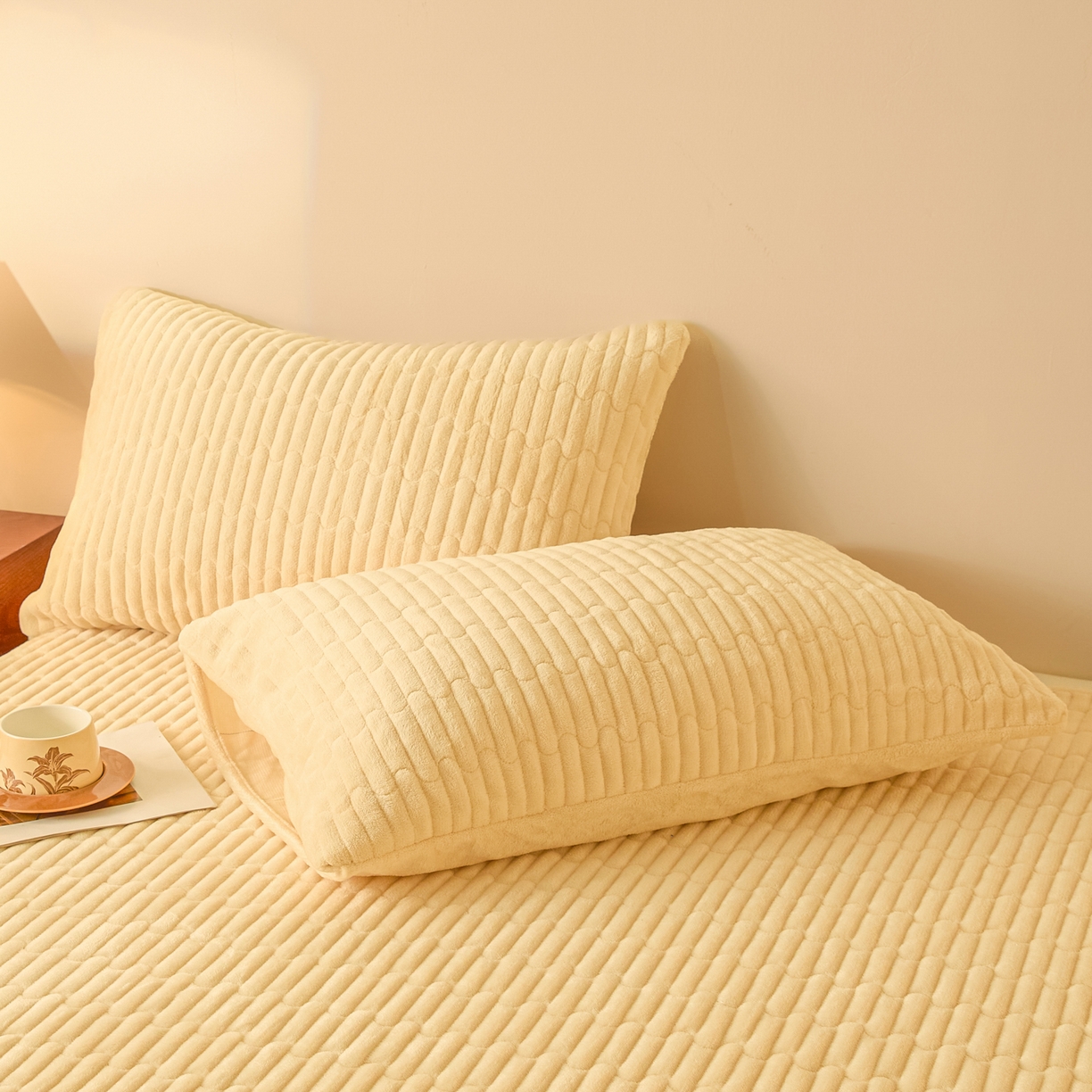 91家纺网 家纺一手货源 找家纺 Sweet dreams甜梦 2025新款A类纯色牛奶绒夹棉床盖 米黄