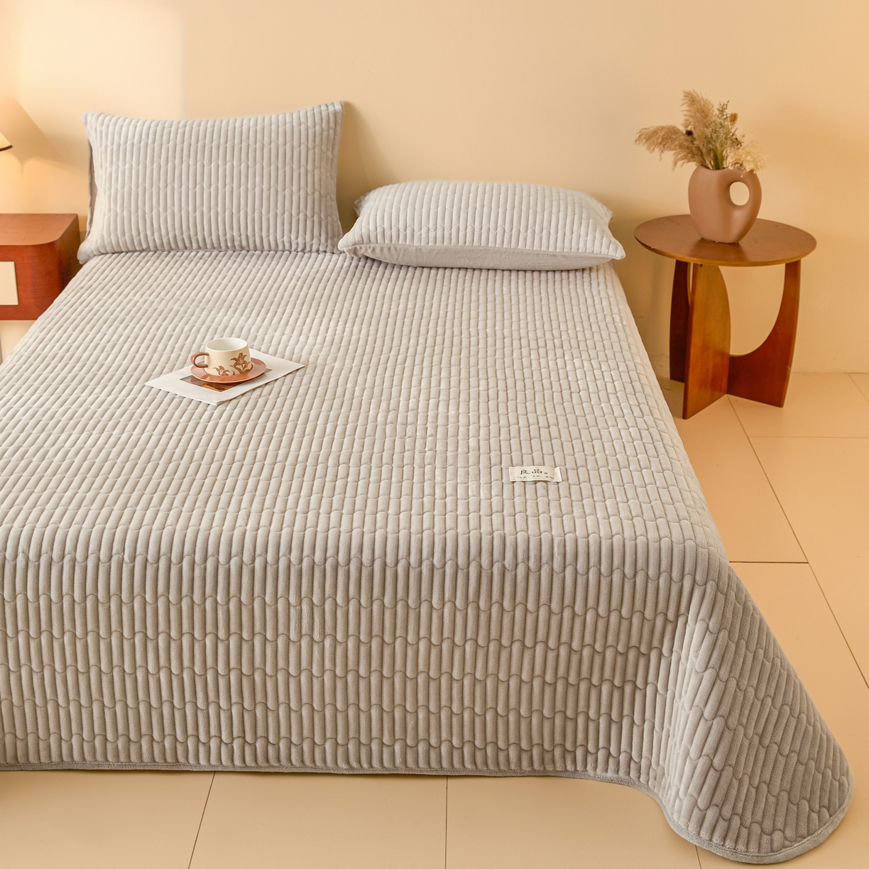 91家纺网 家纺一手货源 找家纺 Sweet dreams甜梦 2025新款A类纯色牛奶绒夹棉床盖 浅灰