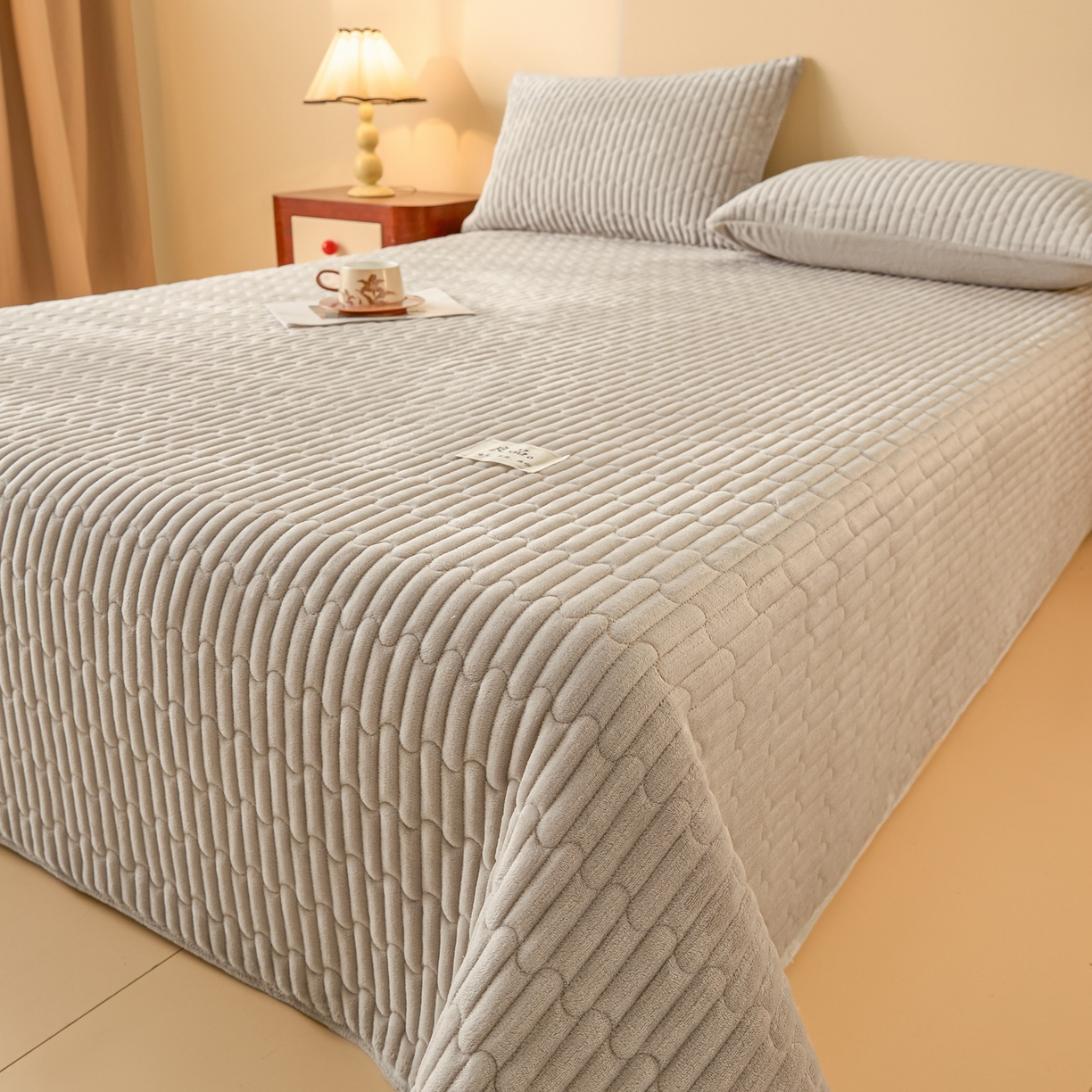 Sweet dreams甜梦 2025新款A类纯色牛奶绒夹棉床盖 浅灰