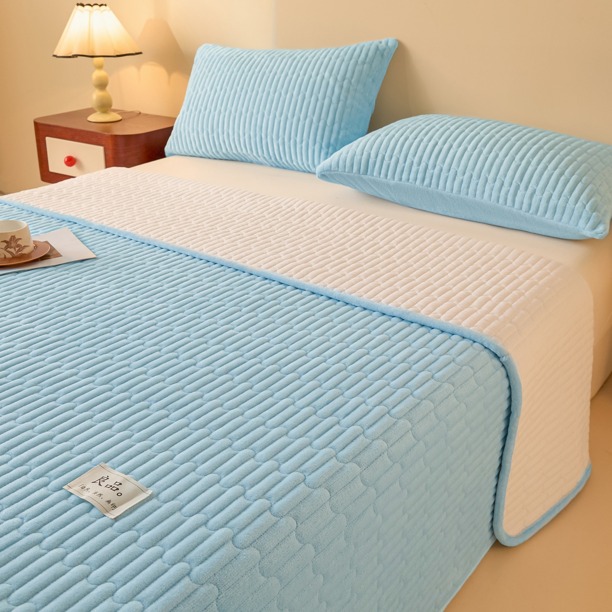 91家纺网 家纺一手货源 找家纺 Sweet dreams甜梦 2025新款A类纯色牛奶绒夹棉床盖 天蓝