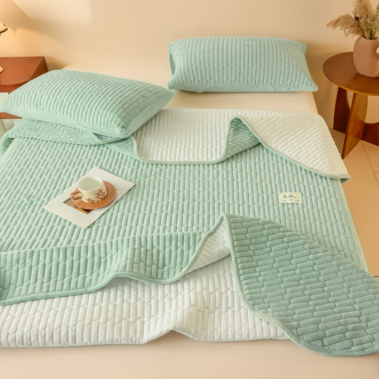 91家纺网 家纺一手货源 找家纺 Sweet dreams甜梦 2025新款A类纯色牛奶绒夹棉床盖 清新绿