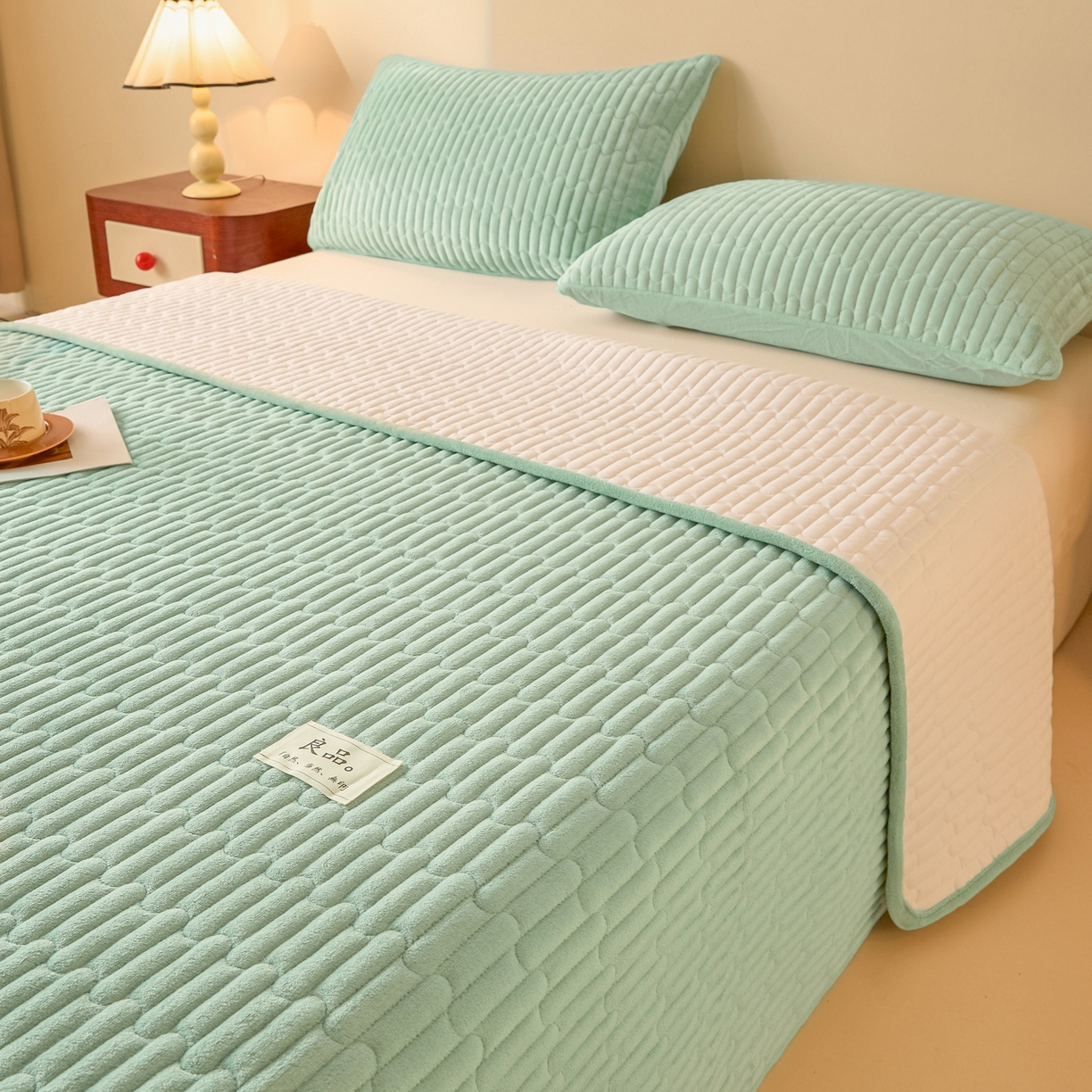 91家纺网 家纺一手货源 找家纺 Sweet dreams甜梦 2025新款A类纯色牛奶绒夹棉床盖 清新绿