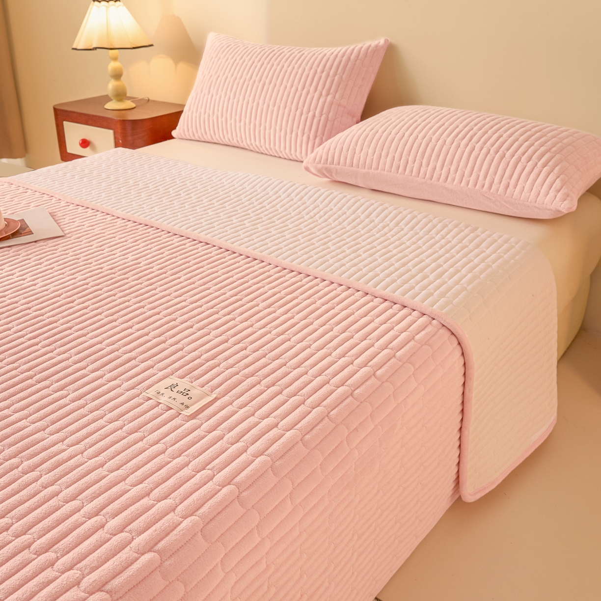 91家纺网 家纺一手货源 找家纺 Sweet dreams甜梦 2025新款A类纯色牛奶绒夹棉床盖 粉玉