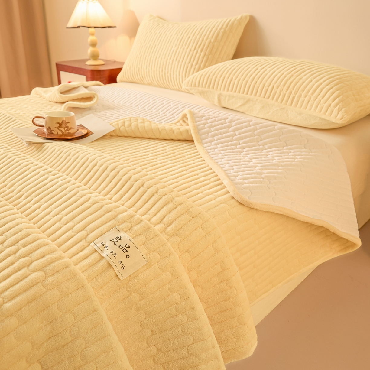 91家纺网 家纺一手货源 找家纺 Sweet dreams甜梦 2025新款A类纯色牛奶绒夹棉床盖 米黄