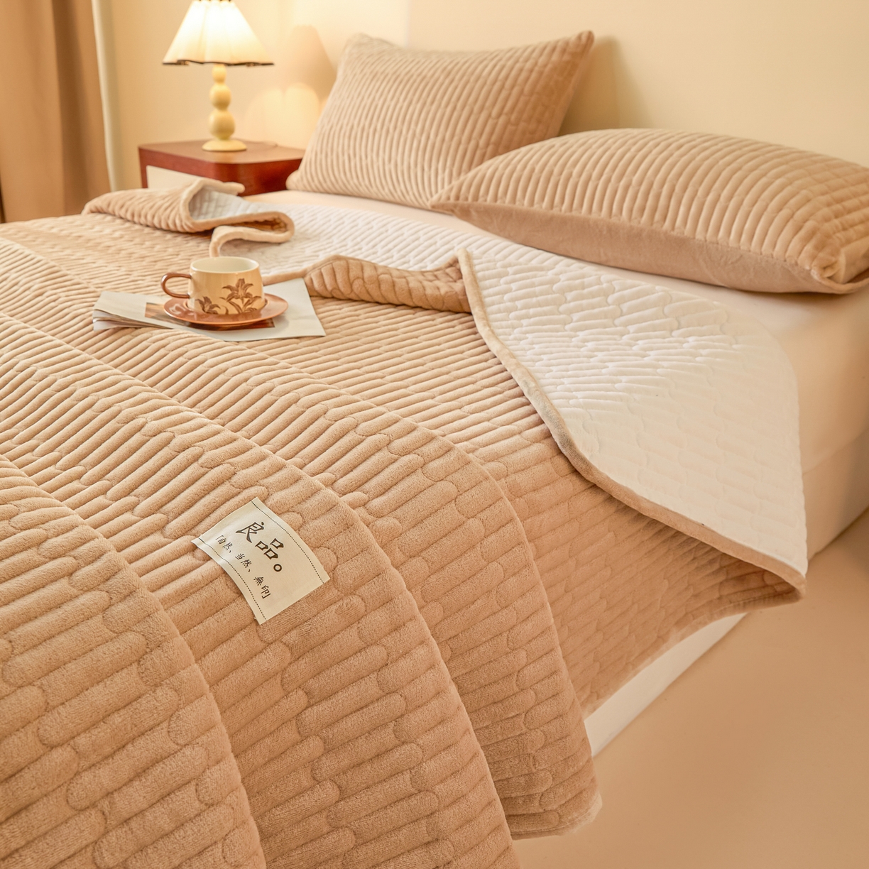 91家纺网 家纺一手货源 找家纺 Sweet dreams甜梦 2025新款A类纯色牛奶绒夹棉床盖 驼色