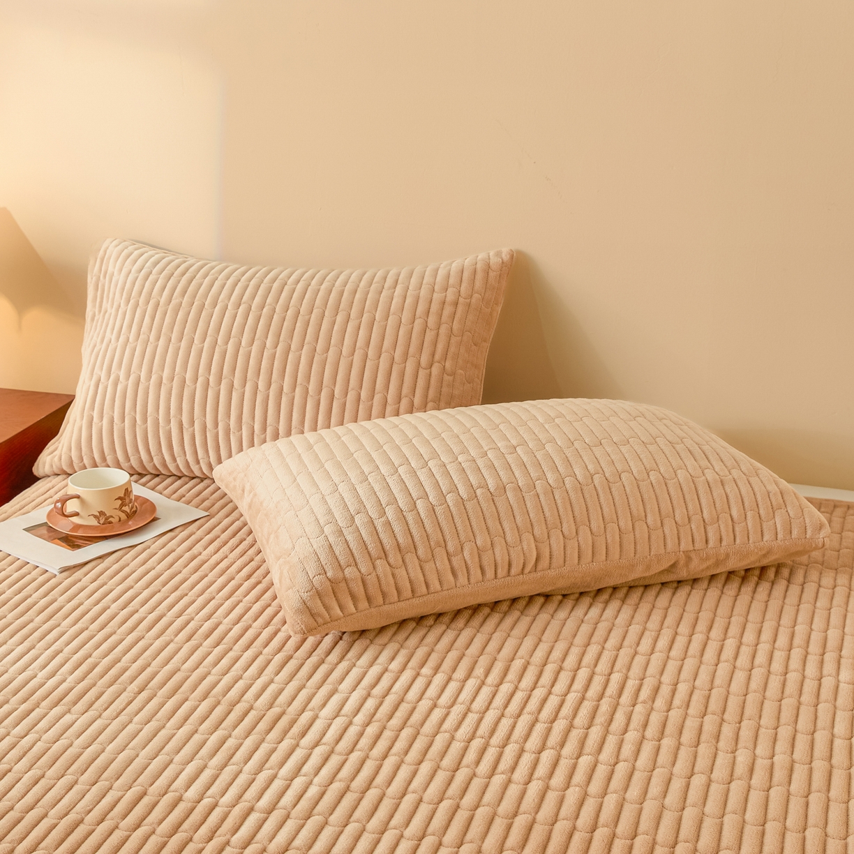 91家纺网 家纺一手货源 找家纺 Sweet dreams甜梦 2025新款A类纯色牛奶绒夹棉床盖 驼色