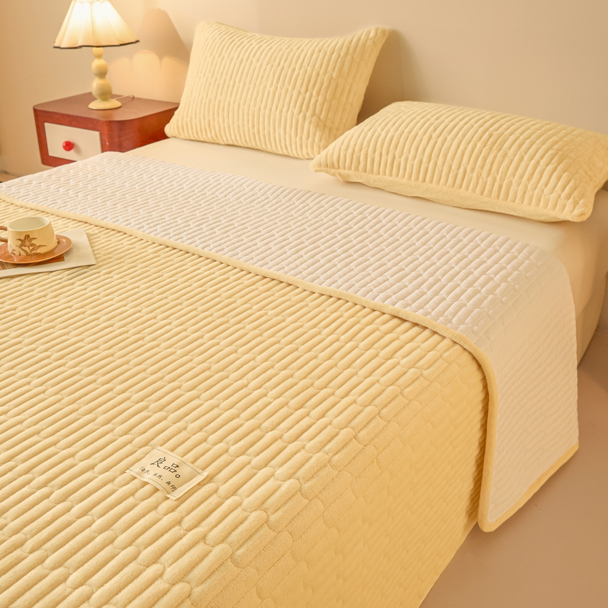 91家纺网 家纺一手货源 找家纺 Sweet dreams甜梦 2025新款A类纯色牛奶绒夹棉床盖 米黄