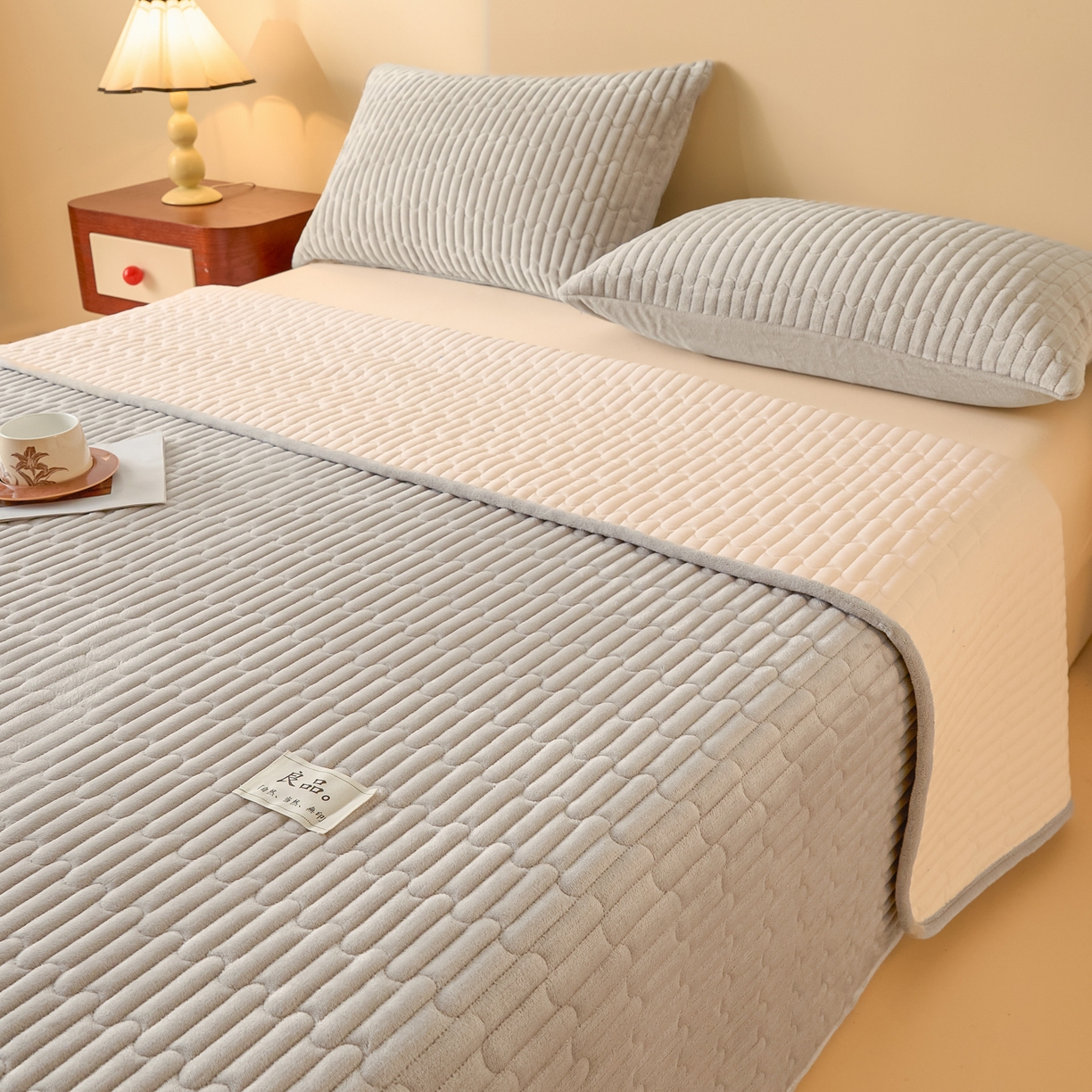 91家纺网 家纺一手货源 找家纺 Sweet dreams甜梦 2025新款A类纯色牛奶绒夹棉床盖 浅灰