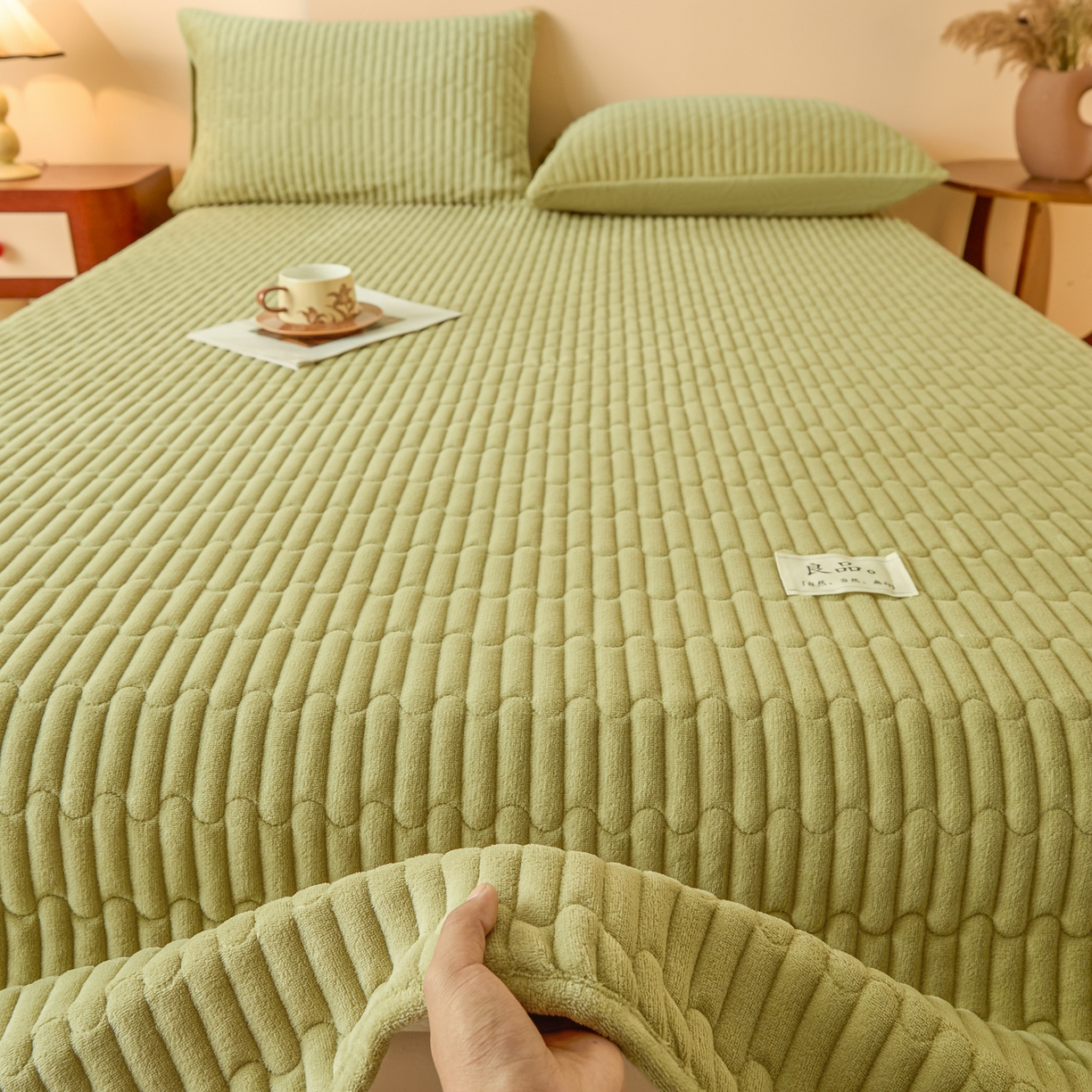 91家纺网 家纺一手货源 找家纺 Sweet dreams甜梦 2025新款A类纯色牛奶绒夹棉床盖 青石绿