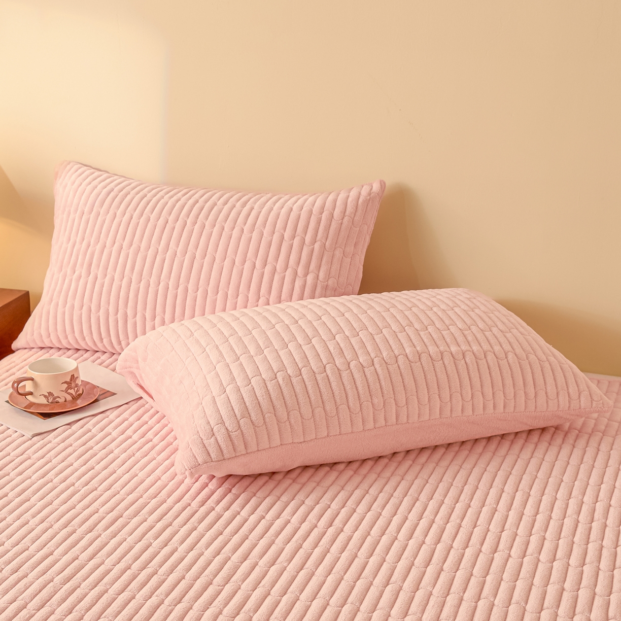 91家纺网 家纺一手货源 找家纺 Sweet dreams甜梦 2025新款A类纯色牛奶绒夹棉床盖 粉玉