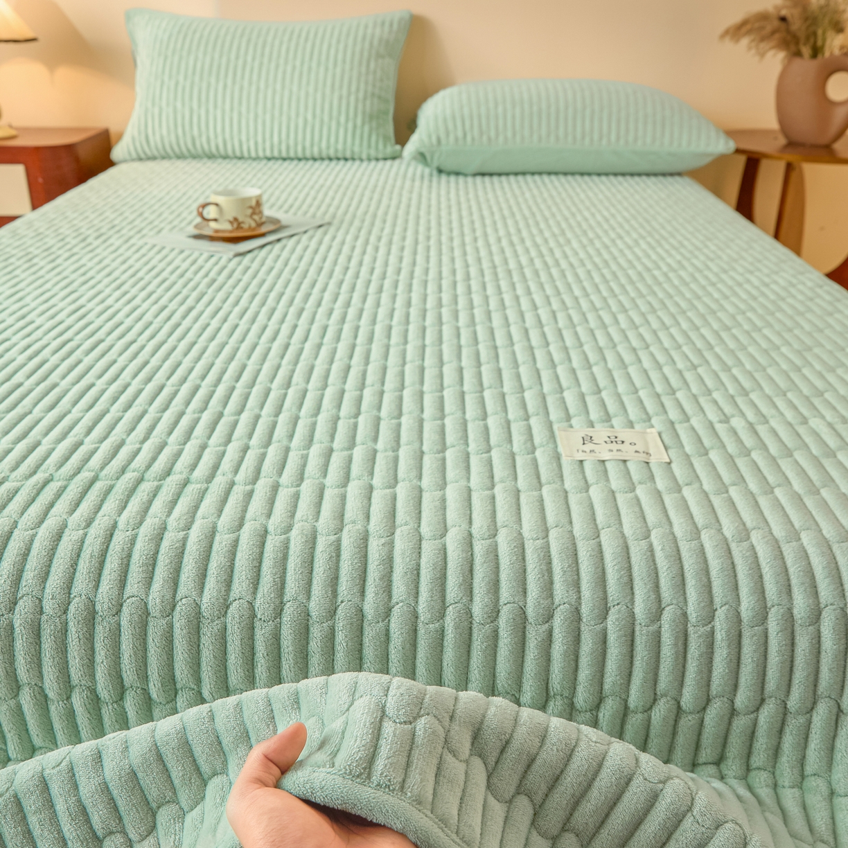 91家纺网 家纺一手货源 找家纺 Sweet dreams甜梦 2025新款A类纯色牛奶绒夹棉床盖 清新绿